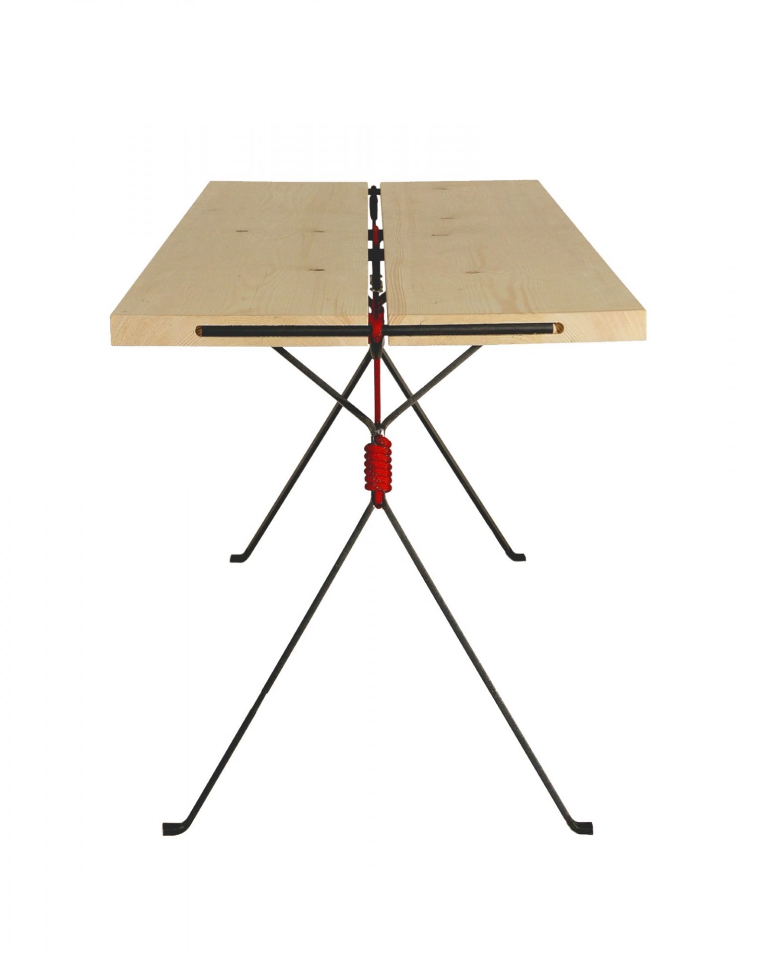Kampenwand Tisch von Moormann: Holztisch mit markantem, rotem Spannsystem und filigranem Stahlgestell.