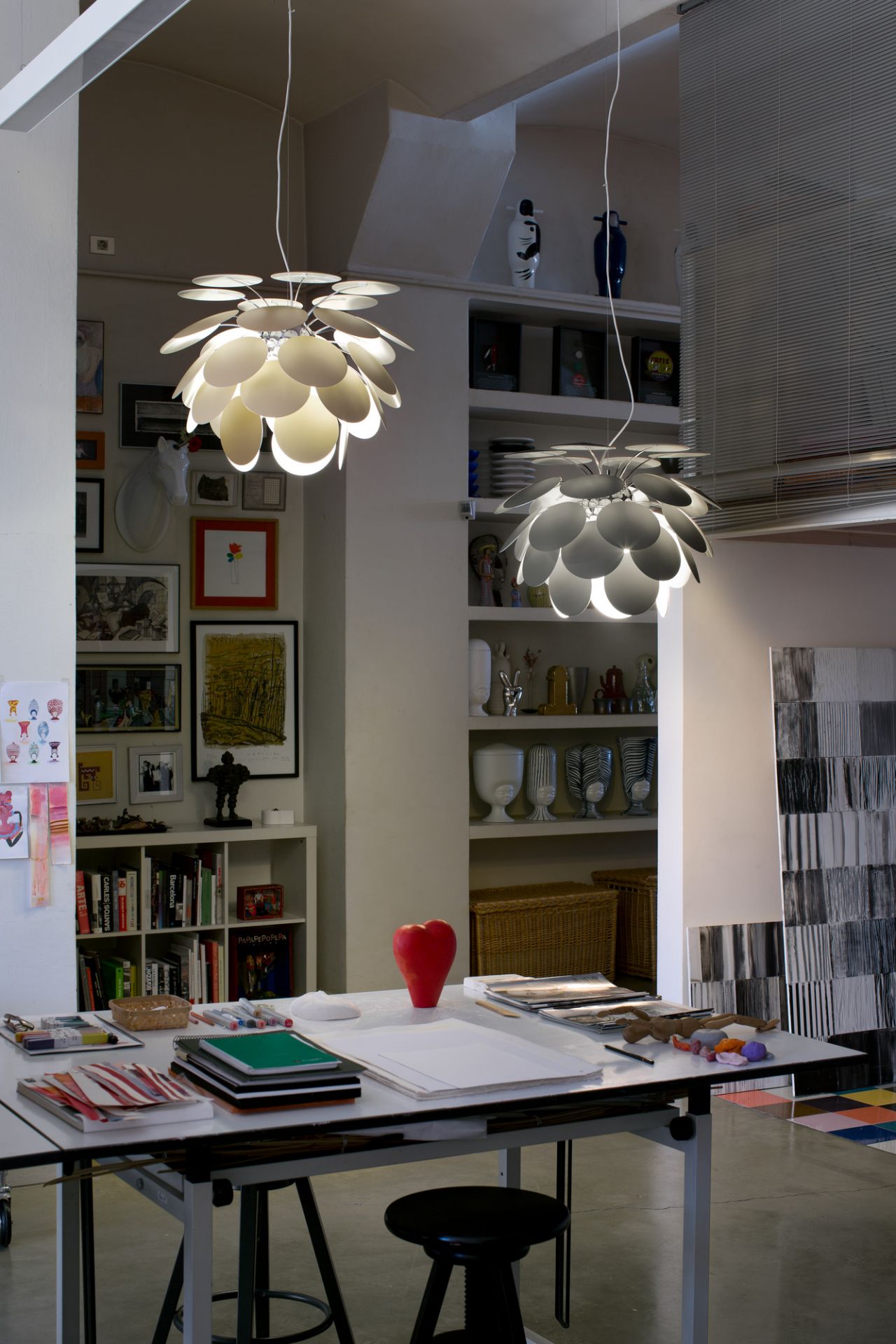 Beige Discocó Pendelleuchte von Marset im Raum. Designlampe mit mattem Finish und LED.