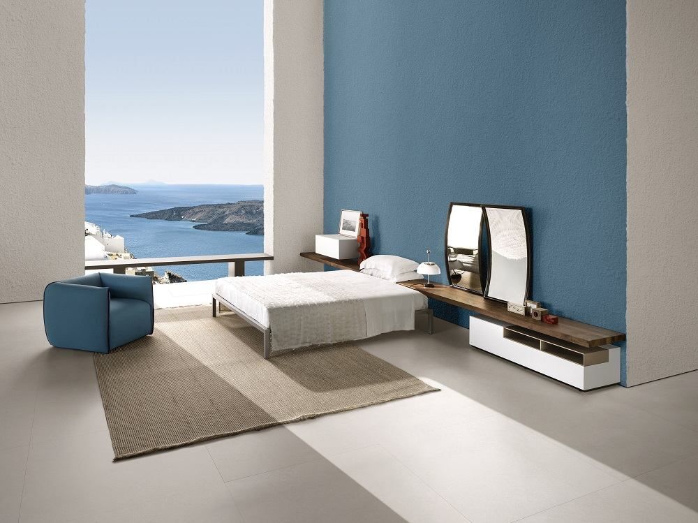 Schlafzimmer mit Aluminium Bettgestell, Lattenrost und Meerblick. Modernes Design für erholsamen Schlaf.