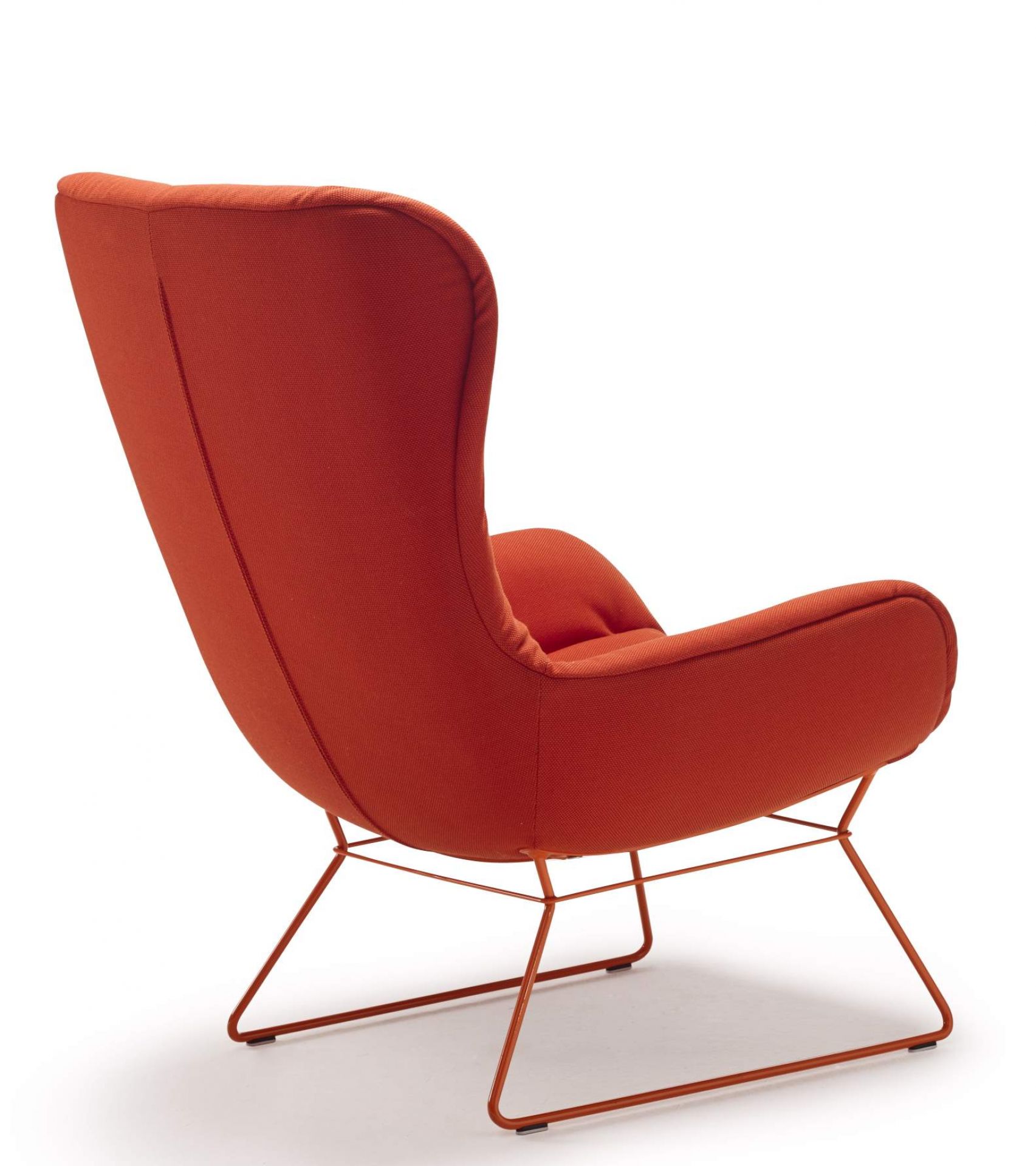 Roter Leya Cocktail Sessel mit hoher Rückenlehne und filigranem Metallgestell, Freifrau Manufaktur.