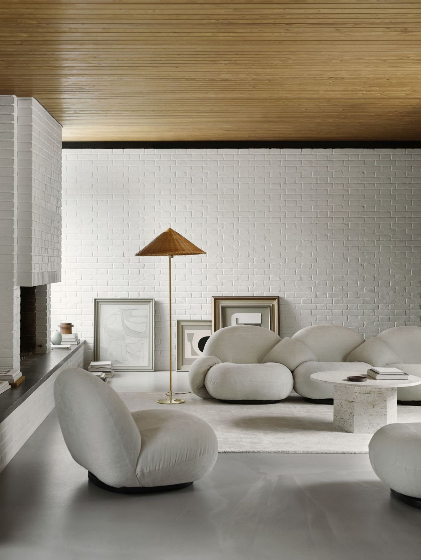 Pacha Lounge Chair Sessel von Gubi in Ivory mit schwarzem Drehfuß im Wohnzimmer.