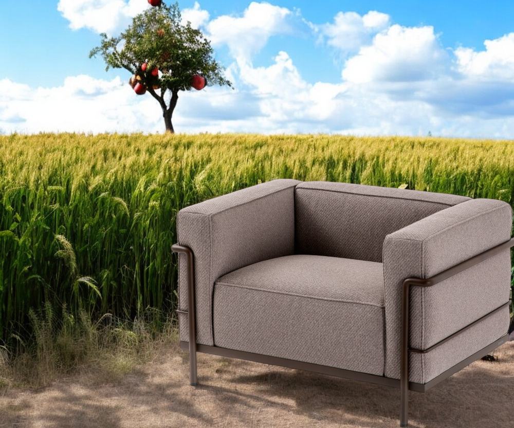 Cassina 3 Fauteuil Grand Confort Sessel für den Außenbereich, brauner Stoffbezug vor Weizenfeld.