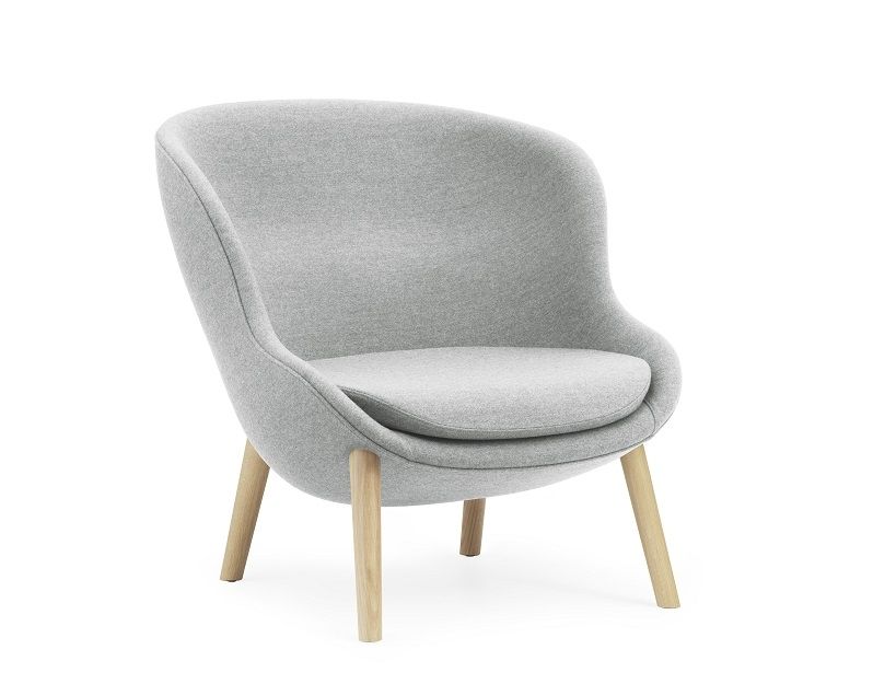 Grauer Hyg Lounge Chair Sessel von Normann Copenhagen mit Holzbeinen, bequemer Polstersessel.