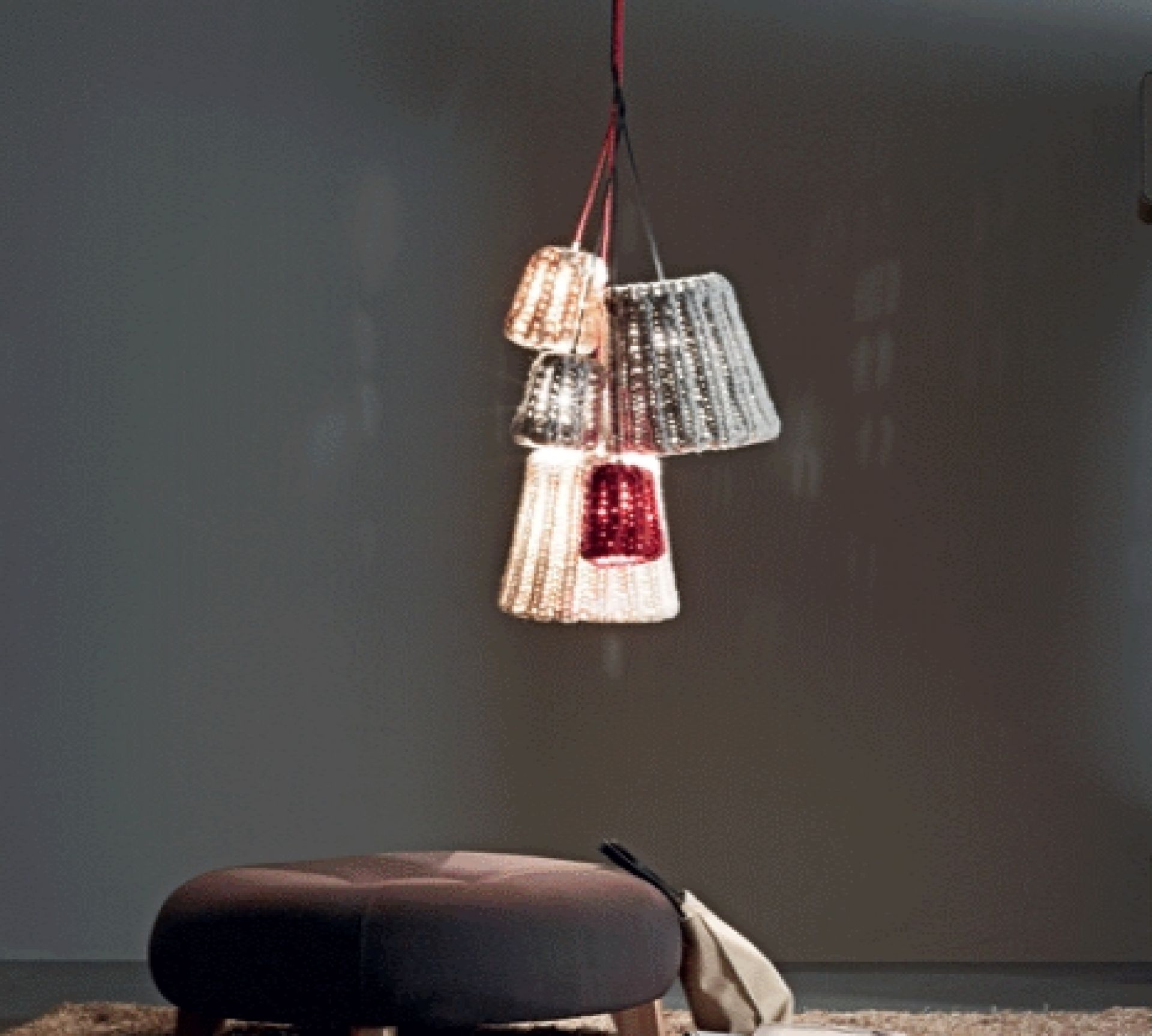 Granny Hängeleuchte von Casamania Horm: Mehrere gestrickte Lampenschirme in Weiß und Grau. Design Hängelampe.