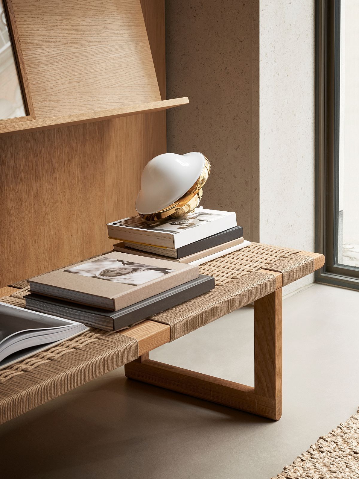 HK20 Bubi Pendelleuchte von Carl Hansen & Søn, weiße Designlampe mit goldenem Sockel.