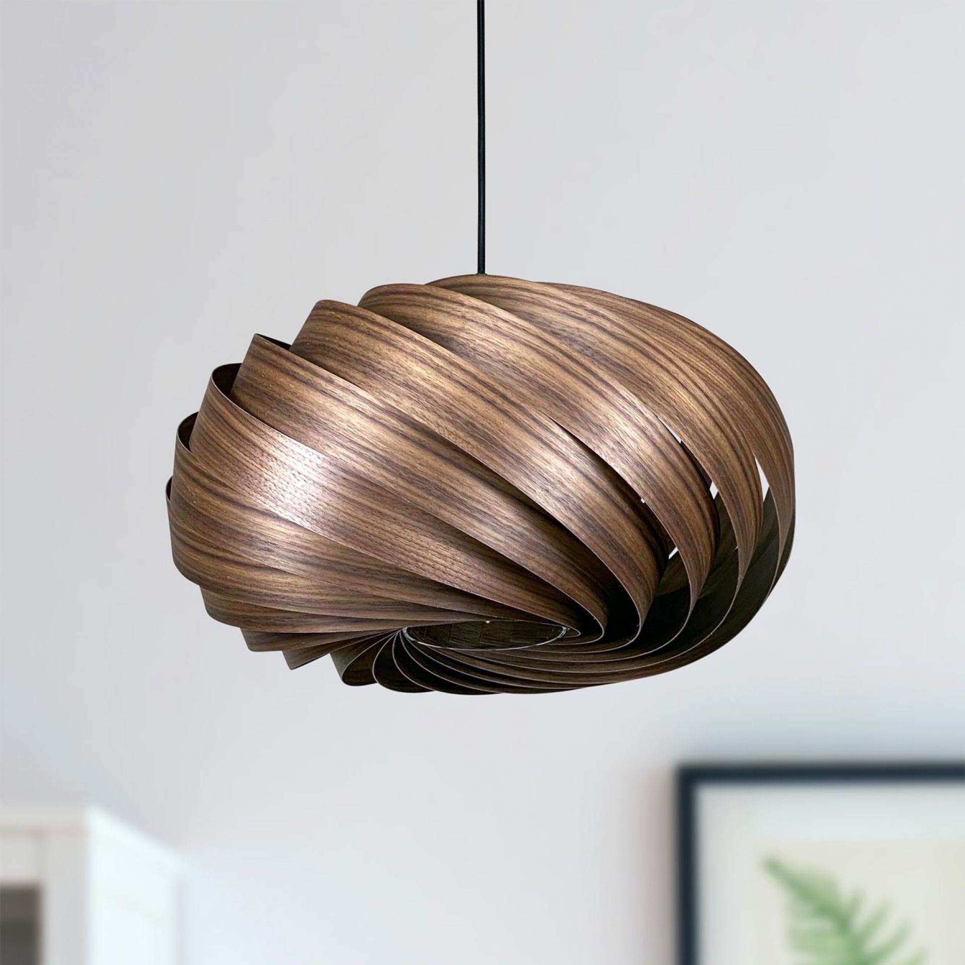 Quiescenta Hängeleuchte: Moderne Nussbaum Holzlampe mit spiralförmigem Design für stilvolle Innenbeleuchtung.