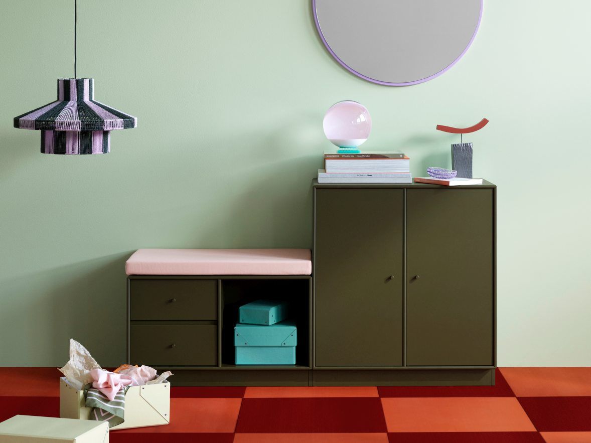 Colour Frame Spiegel: Runder Wandspiegel mit farbigem Rahmen über modernem Sideboard im Interieur.