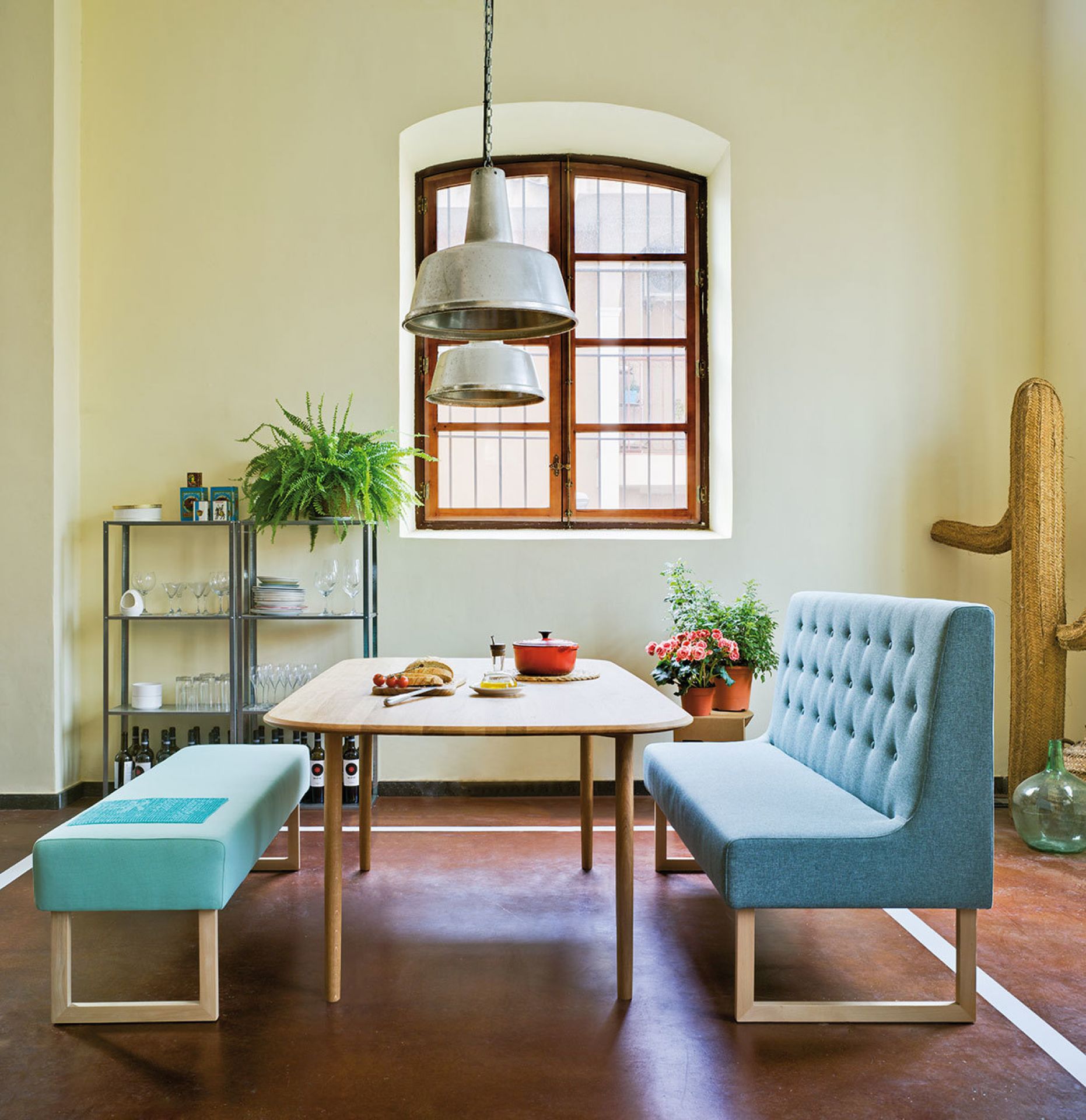 Esszimmer mit Menu Sitzbank und Sancal Bank, hellblau, mit Tisch und Dekoration.