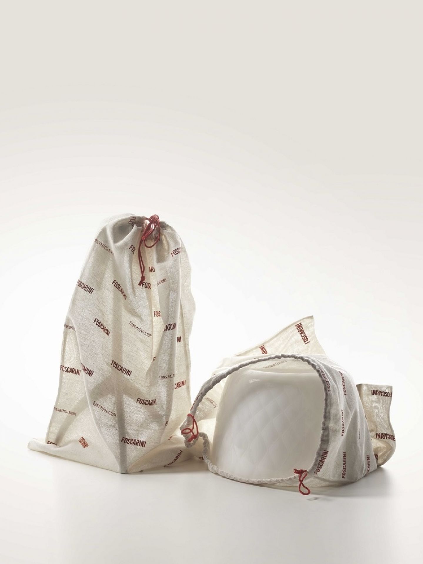 Lumiere Tischleuchte von Foscarini in Schutzhüllen. Moderne Lampe für Wohnzimmer und Schlafzimmer.