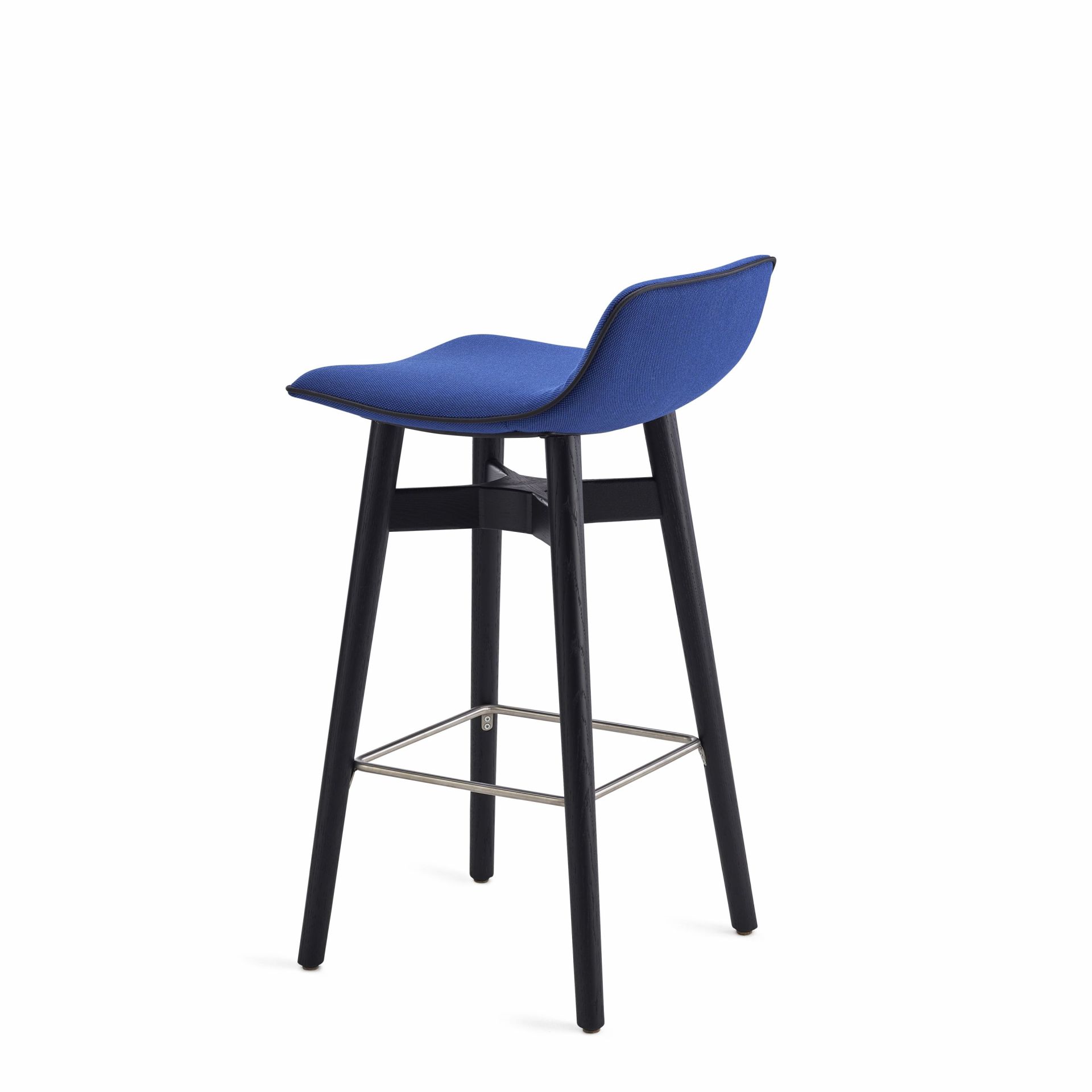 Blauer Amelie Thekenhocker mit niedriger Rückenlehne, schwarzem Holzgestell und Fußstütze aus Metall.