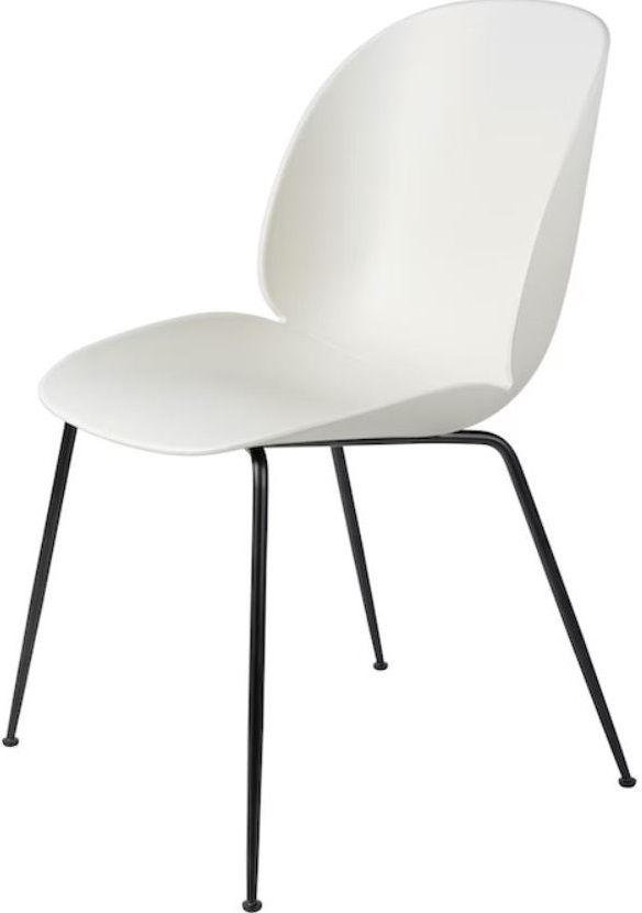 Gubi Beetle Chair, ungepolsterter Esszimmerstuhl in Alabaster White mit schwarzem, konischem Gestell.