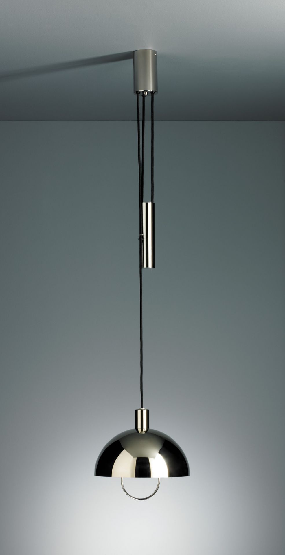 Nahaufnahme der Tecnolumen HMB 25/300 Bauhaus Pendelleuchte aus Metall, ohne Rollenzug.