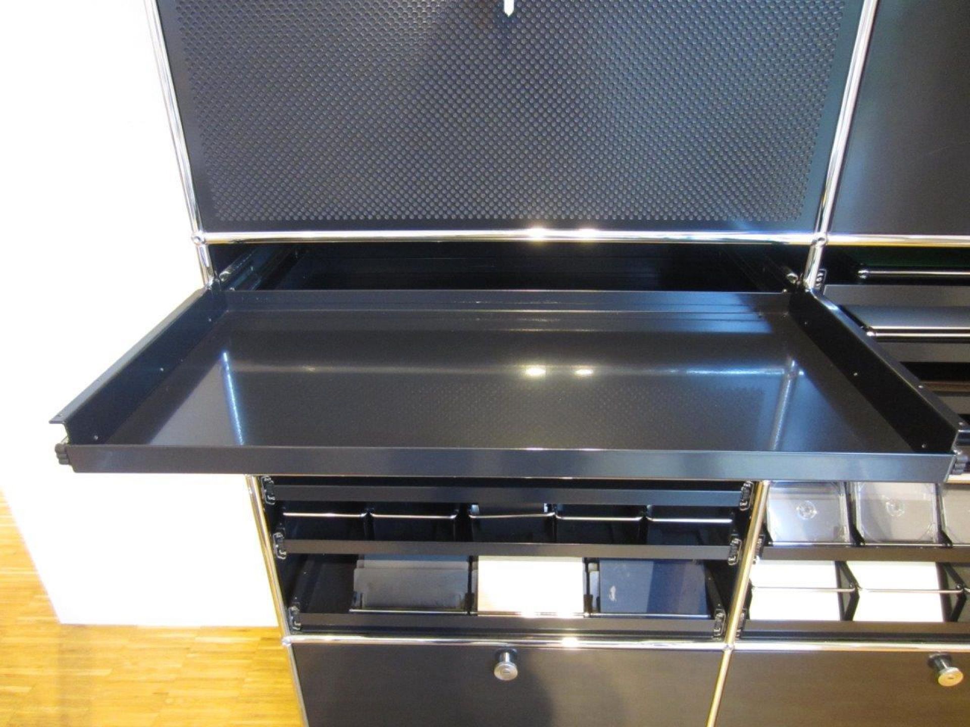 USM Haller Ausziehtablar als Ersatzteil, schwarze Schublade ausgezogen, Detailaufnahme des modularen Möbelbausystems.