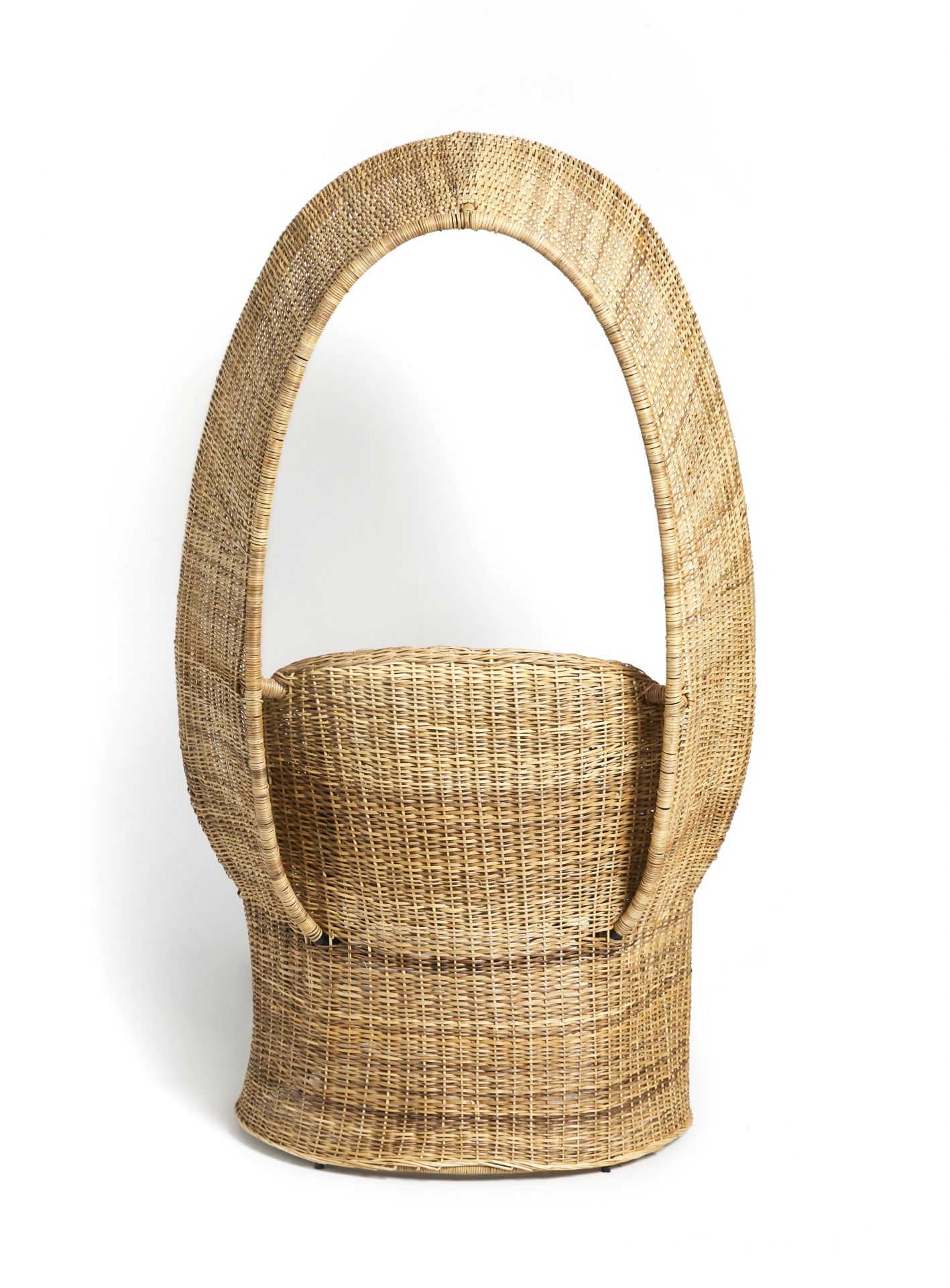 Cartagena Reina Chair von Ames: Natürlicher Rattansessel mit hoher Rückenlehne und handgeflochtenem Design.