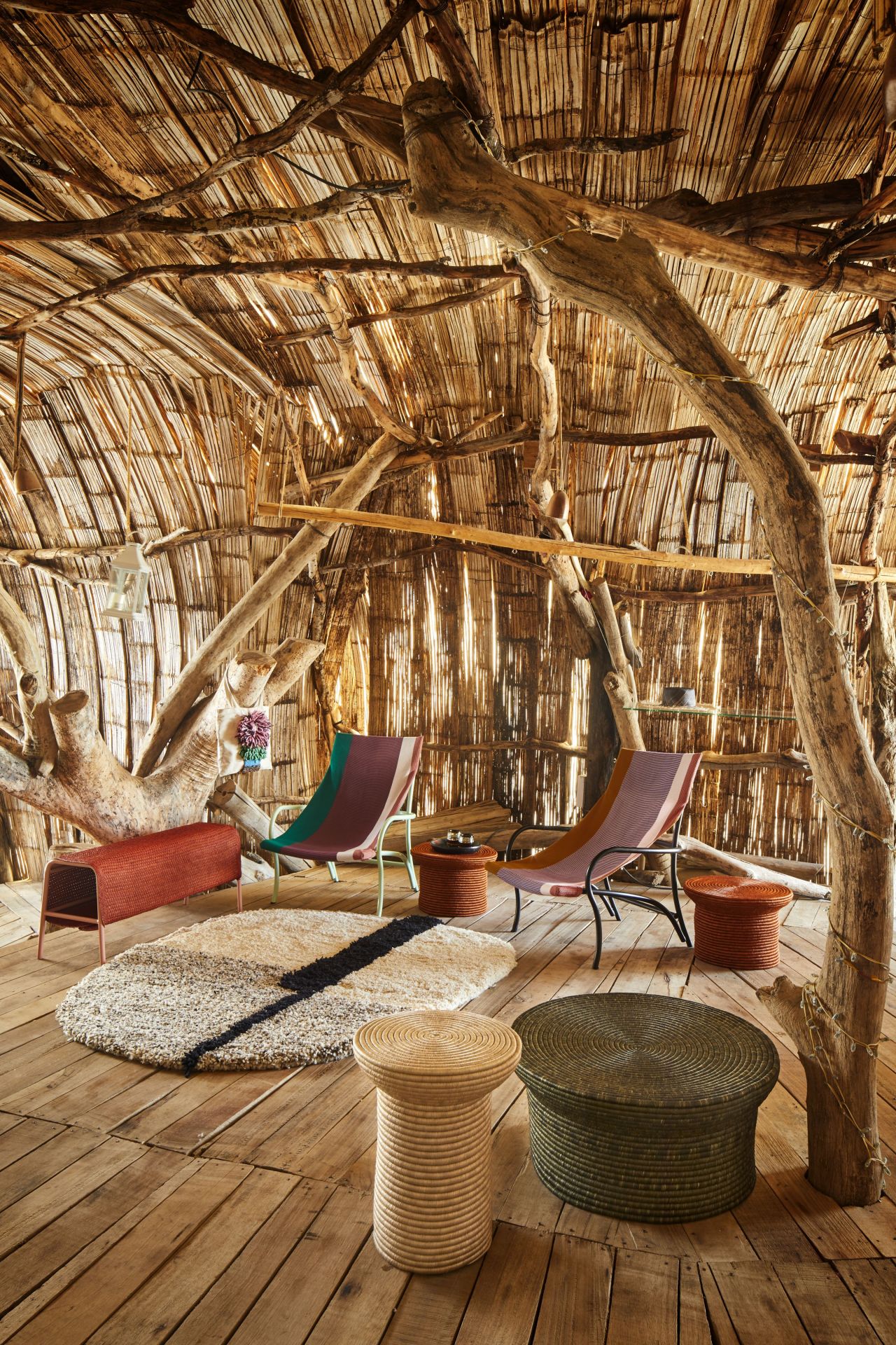 Nudo Teppich von ames, kleiner Wollteppich mit schwarzem Akzent in natürlicher Hütten-Szene.