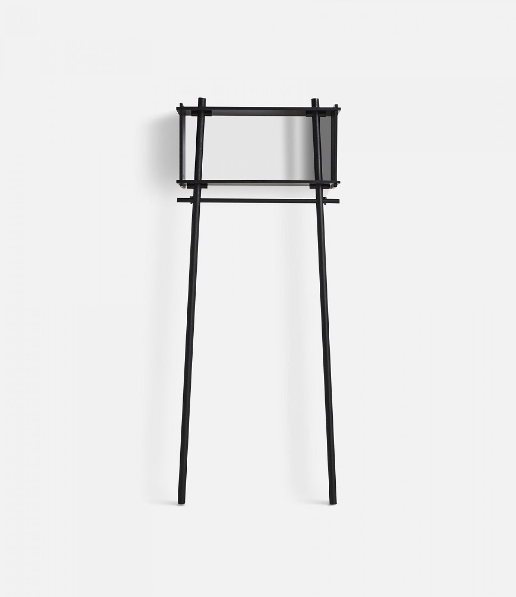 Töjbox Anlehngarderobe von Woud, minimalistisches Design aus schwarzer Eiche, ideal für Schlafzimmer und Ankleidezimmer.