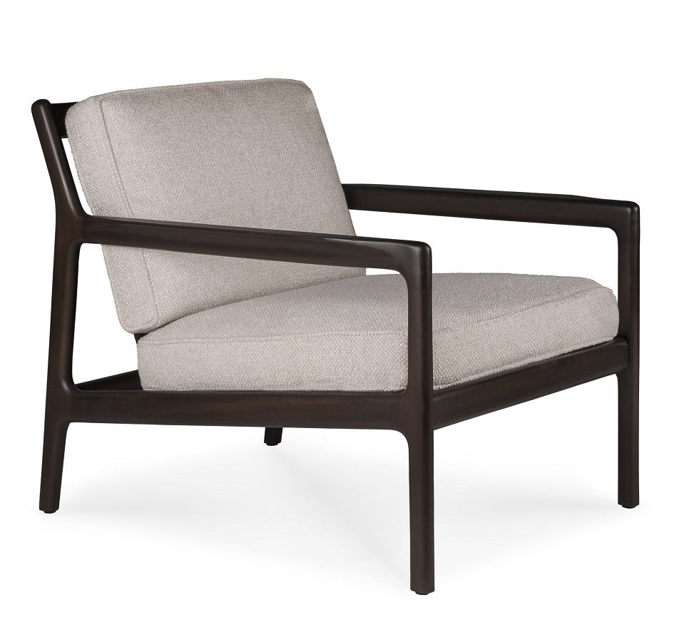 Jack Loungesessel von Ethnicraft: Mahagoni Holzrahmen mit hellgrauen Polsterkissen. Bequemer Sessel für Wohnzimmer.