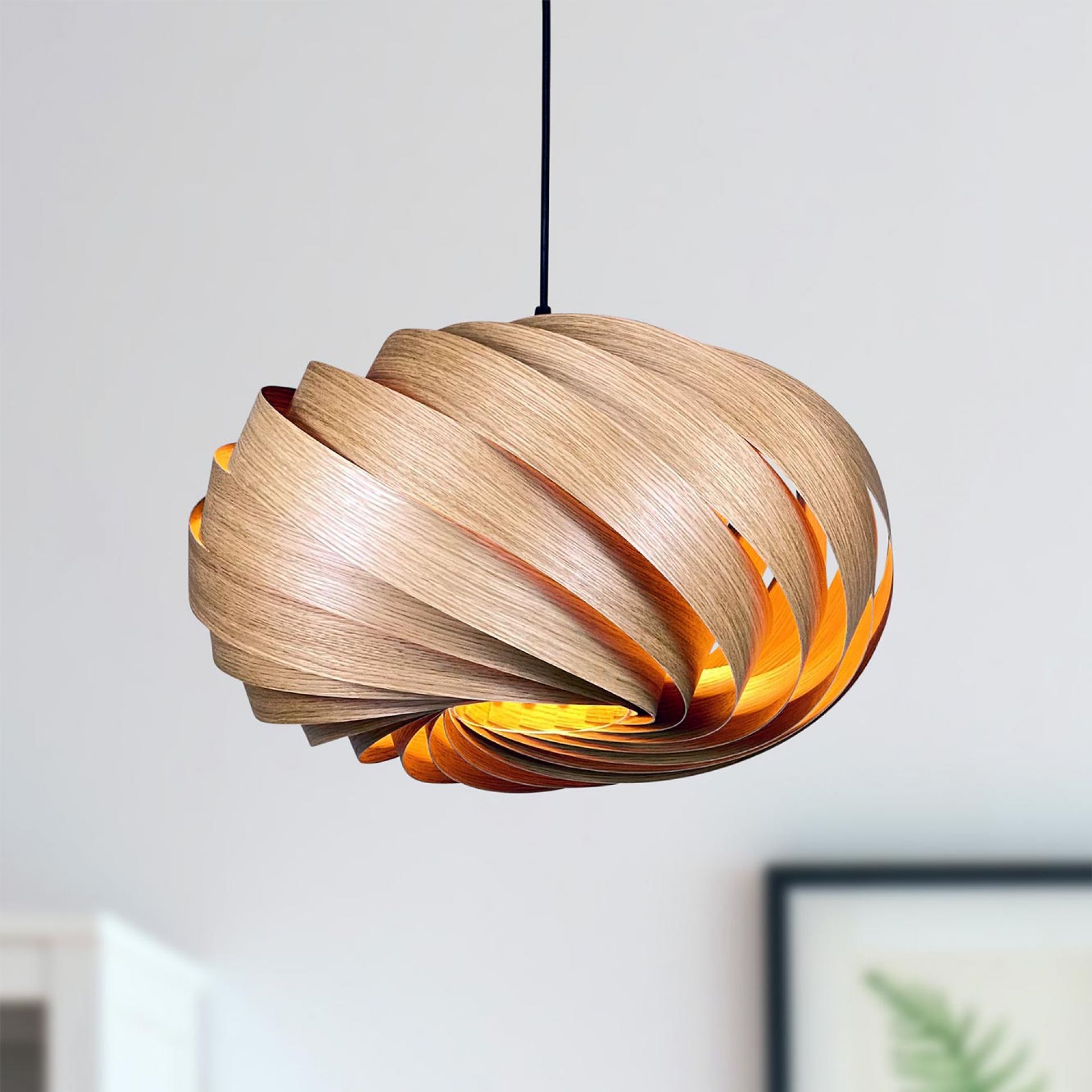 Quiescenta Hängeleuchte aus Eiche: Moderne Deckenlampe mit spiralförmigem Lampenschirm für stilvolle Beleuchtung.
