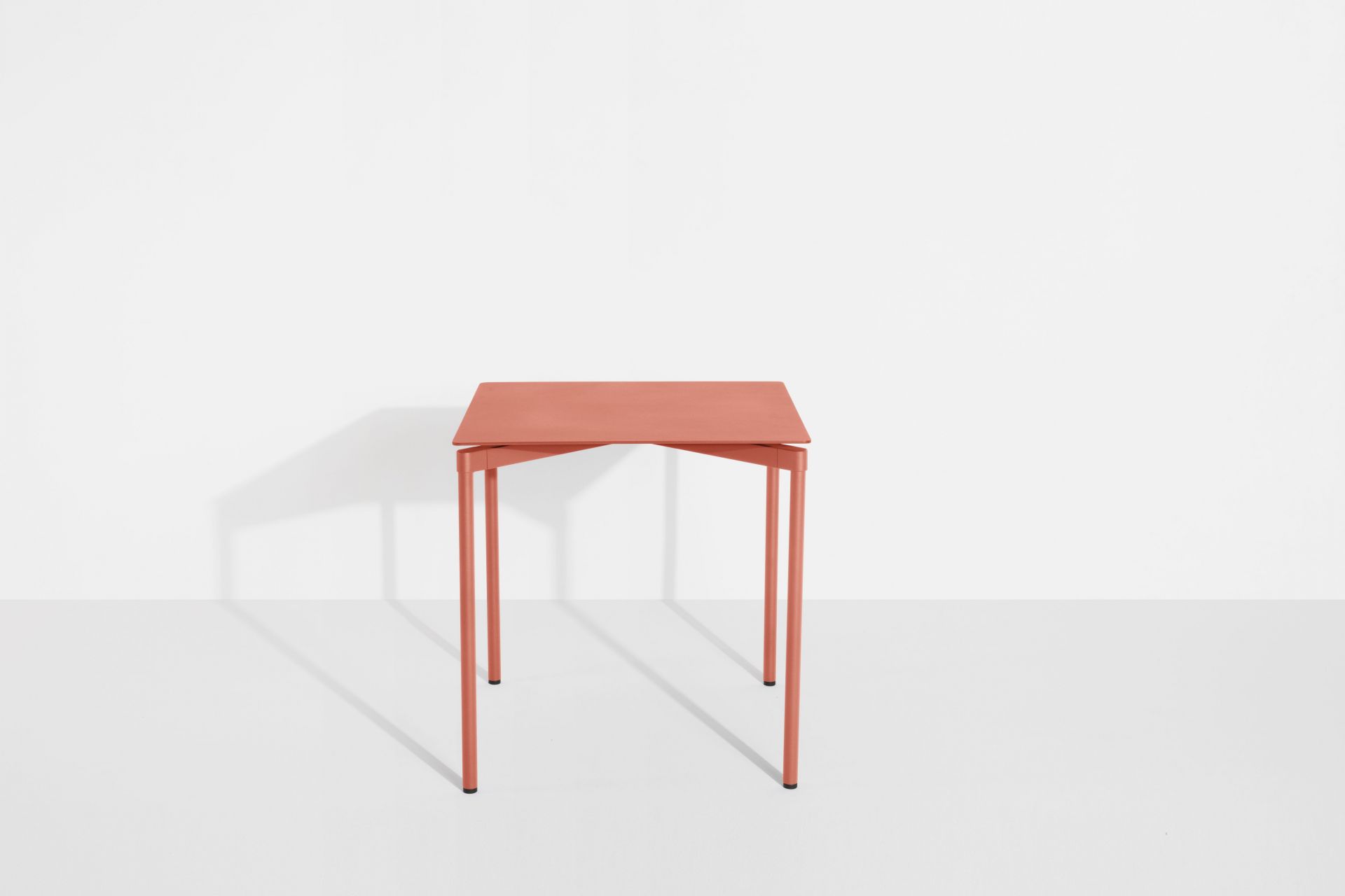 Quadratischer Fromme Esstisch von Petite Friture in Koralle, moderner Küchentisch für Esszimmer und Küche.