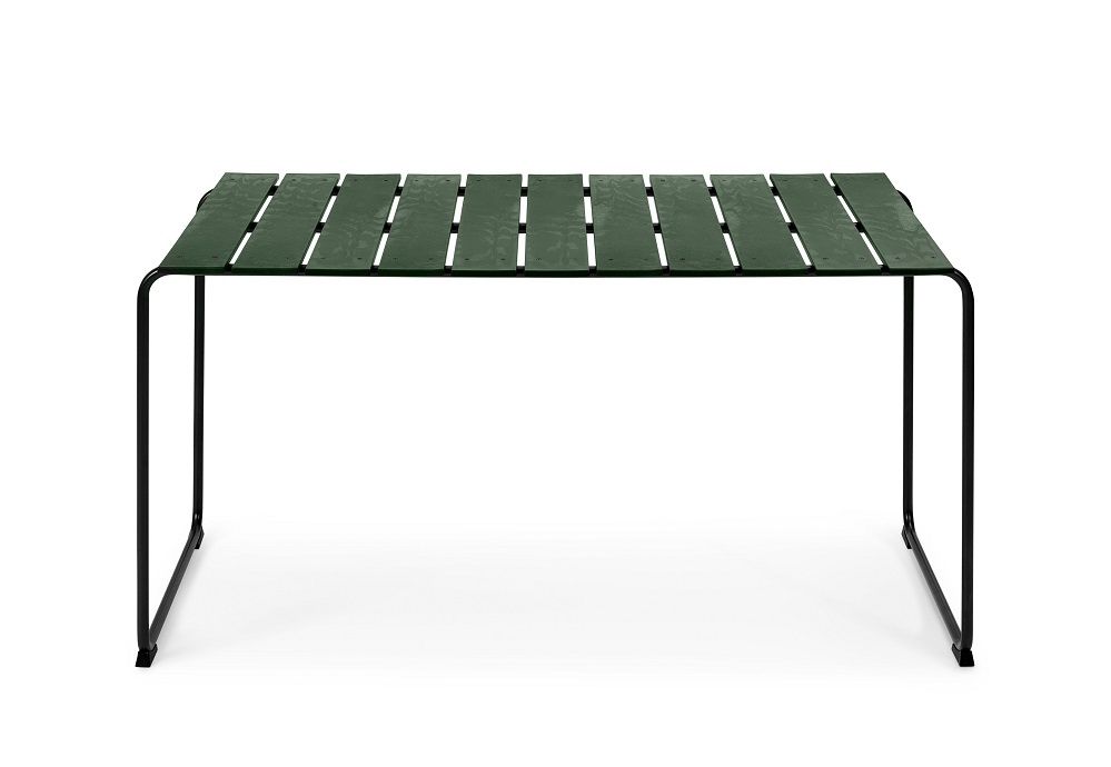 Grüner Ocean Table Outdoor Tisch für 4 Personen von Mater OC2 mit schwarzem Gestell.