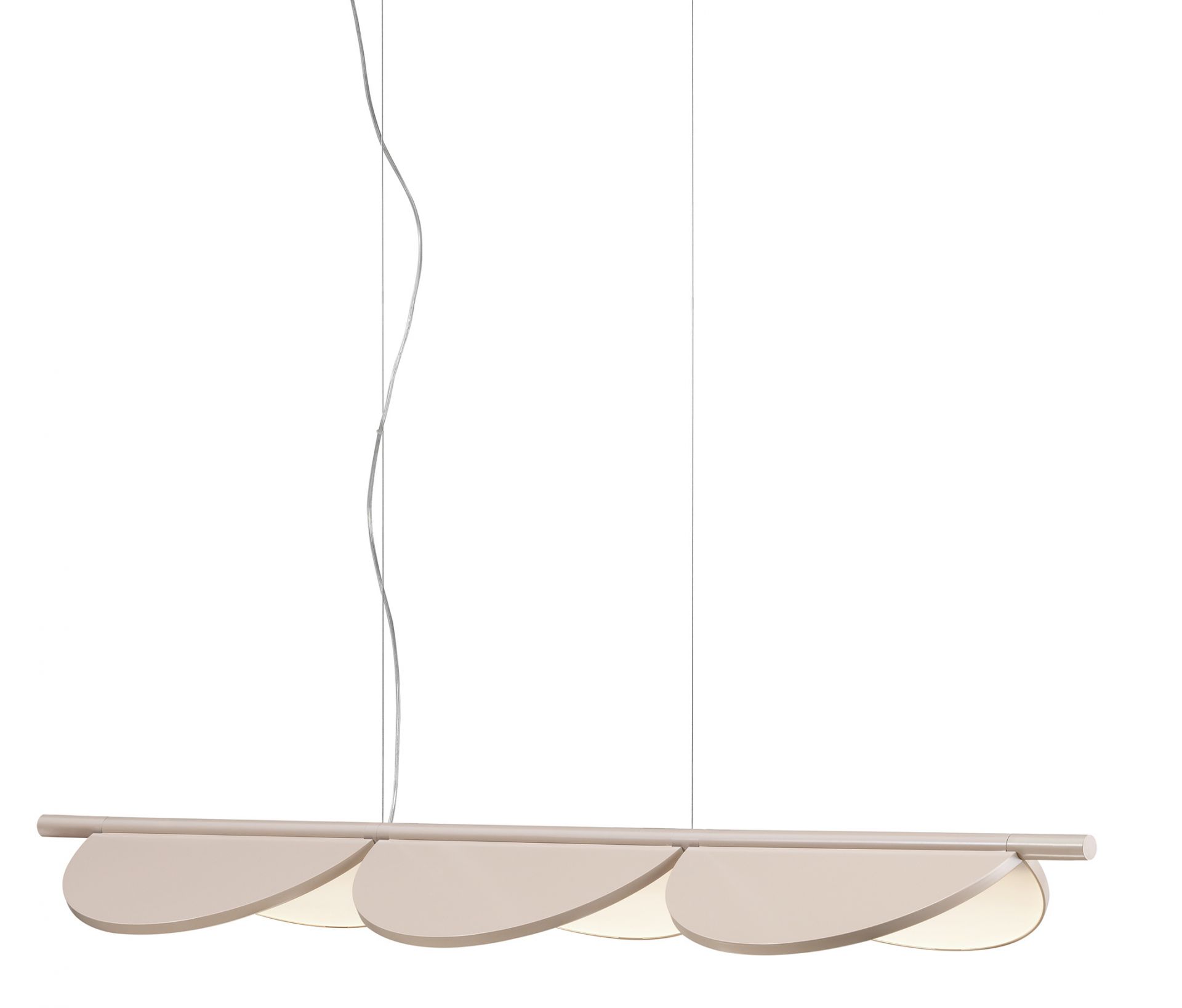 Almendra Linear Pendelleuchte in Nude: Moderne Hängelampe mit blattförmigen Elementen für stilvolle Beleuchtung.