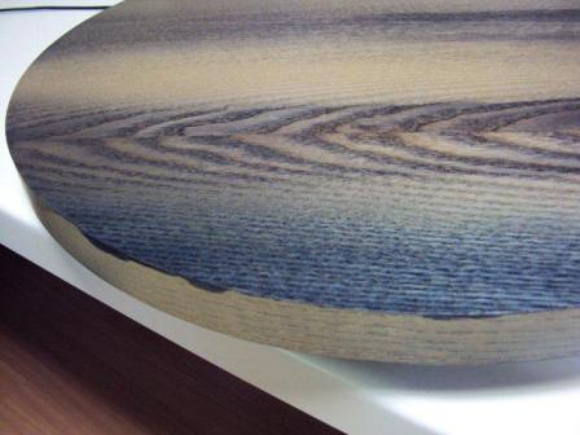 Detailaufnahme der Holzoberfläche vom Overdyed Beistelltischchen von Moroso Diesel. Modernes Design für Wohnzimmer und Schlafzimmer.