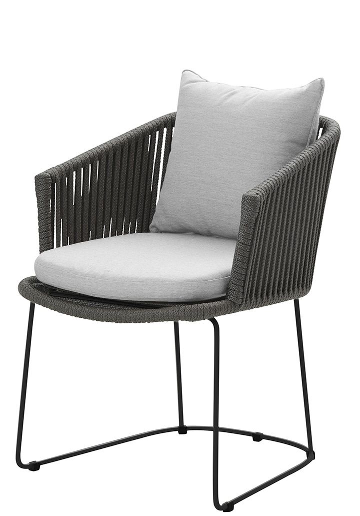 Nahaufnahme des Cane-Line Moments Stuhls mit hellgrauem Sitzkissen und Rückenkissen für den Außenbereich.