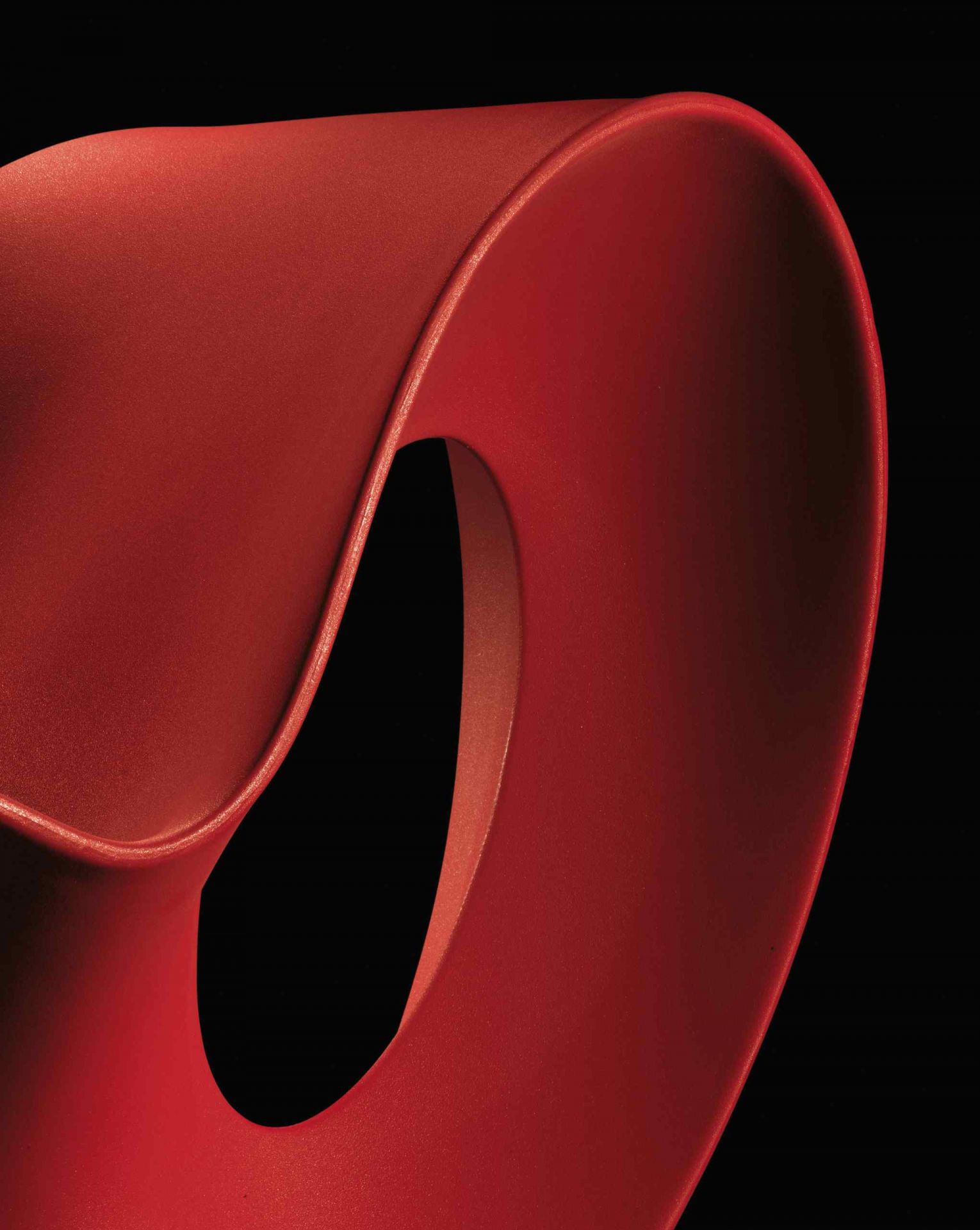 Detailaufnahme des roten VOIDO Schaukelstuhls von Magis, modernes Designmöbel für Wohnzimmer und Kinderzimmer.