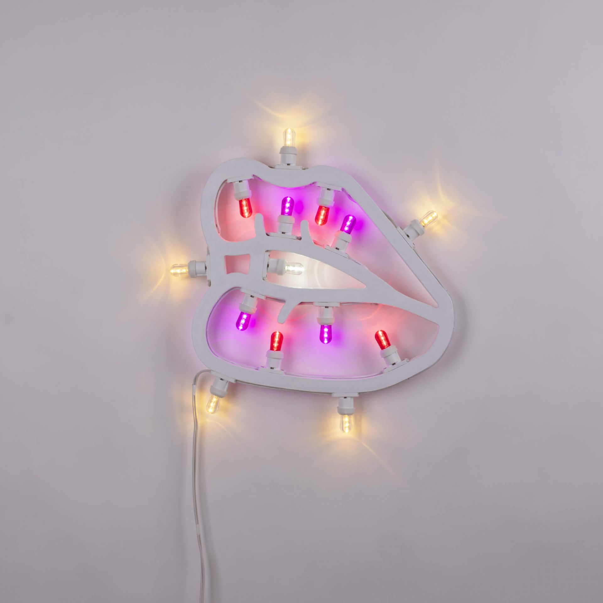 Weiße Hotlight Lips LED Leuchte von Seletti, Lippenform mit bunten und warmweißen Glühbirnen.