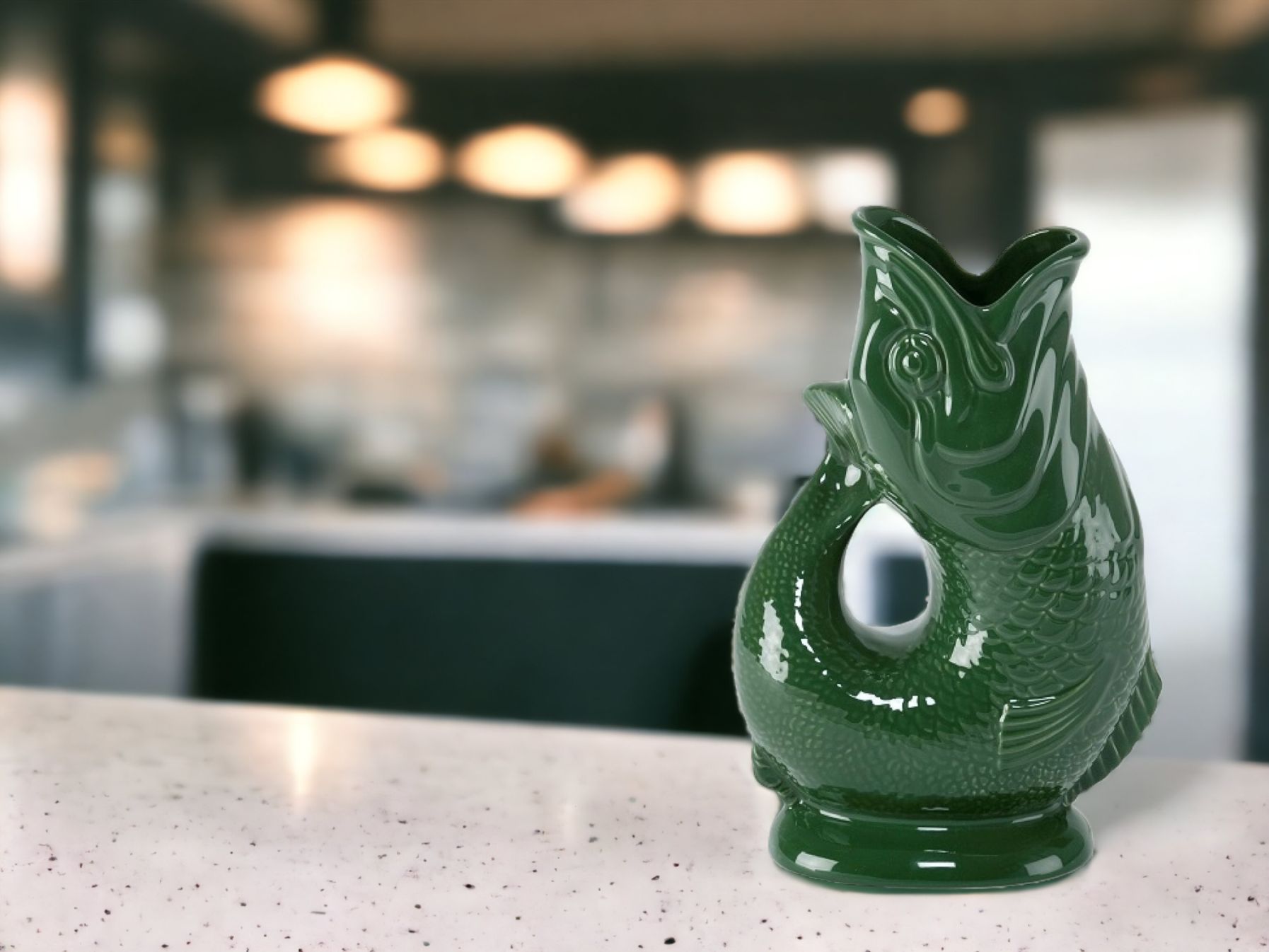 Dunkelgrüne Gluckigluck Fischkaraffe XL auf einer Küchentheke, dekorative Vase in Fischform.