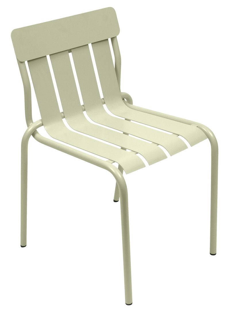 Beiger Stripe Chair Stuhl von Fermob für den Außenbereich, mit Lattenmuster und Stahlrahmen.