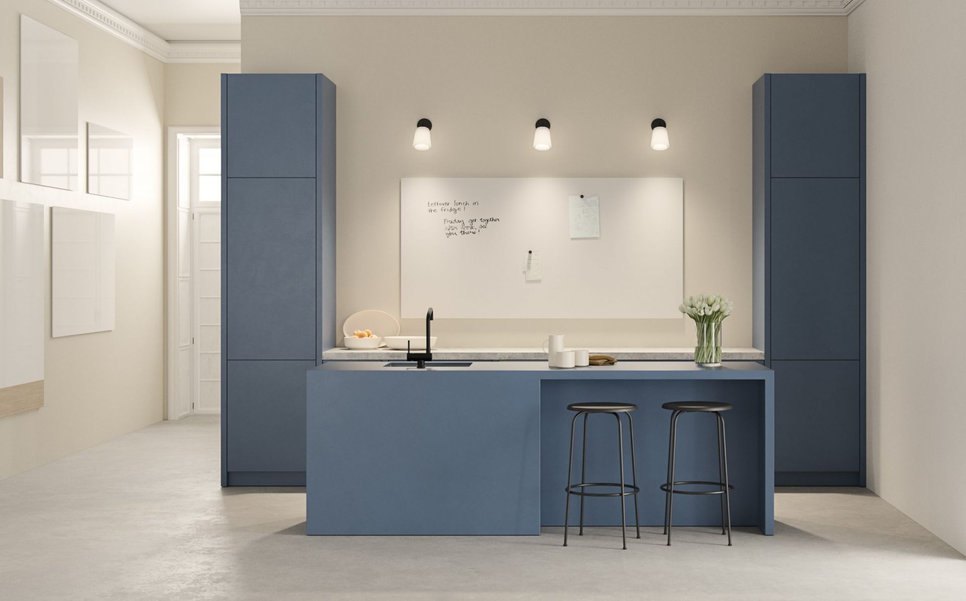 Chat Board Elements Wandtafel: Magnetische Glastafel in moderner Küche mit blauen Schränken und Barhockern.