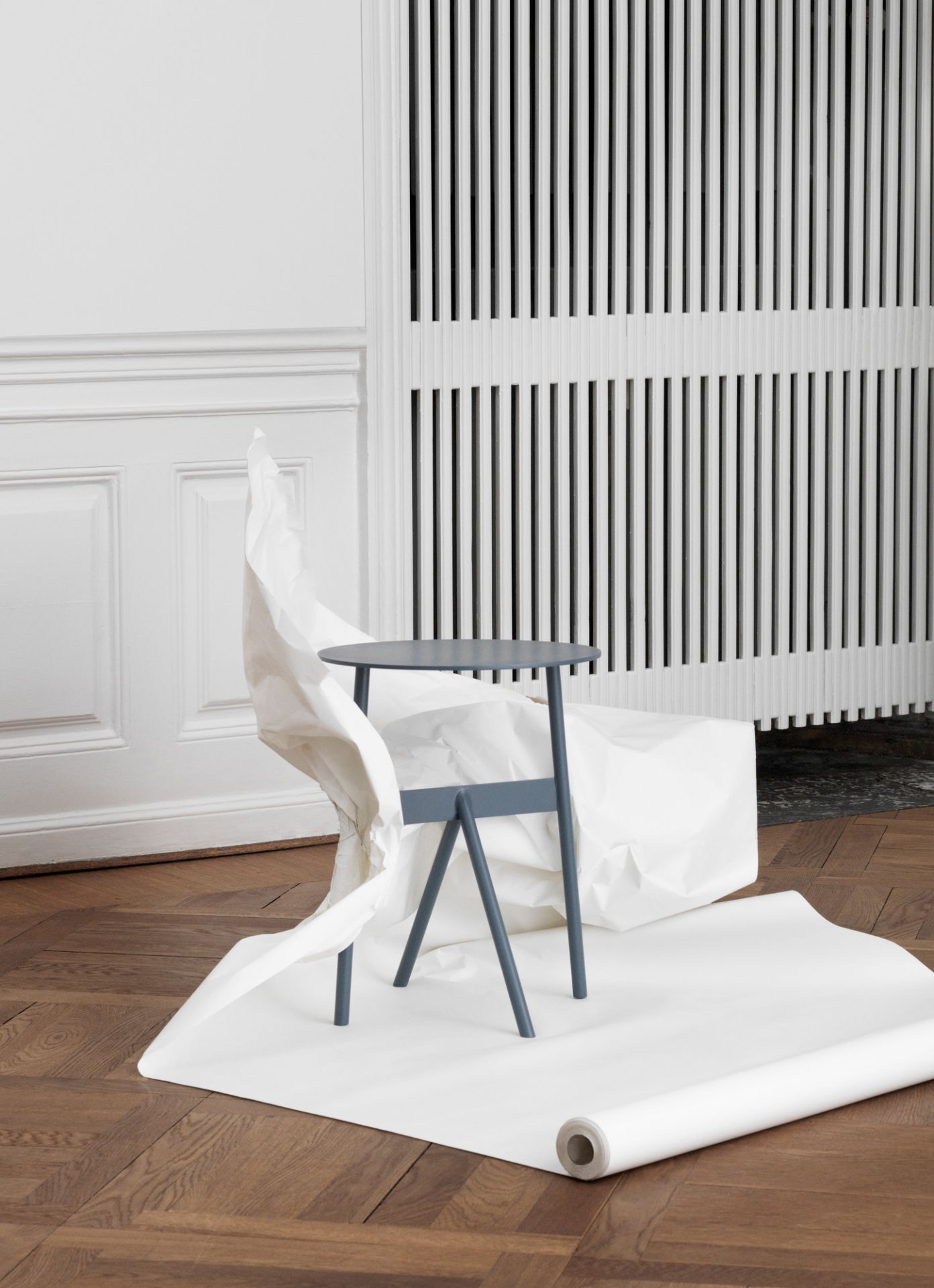 Blauer Stock Table Beistelltisch von Normann Copenhagen mit Papier auf Parkettboden.