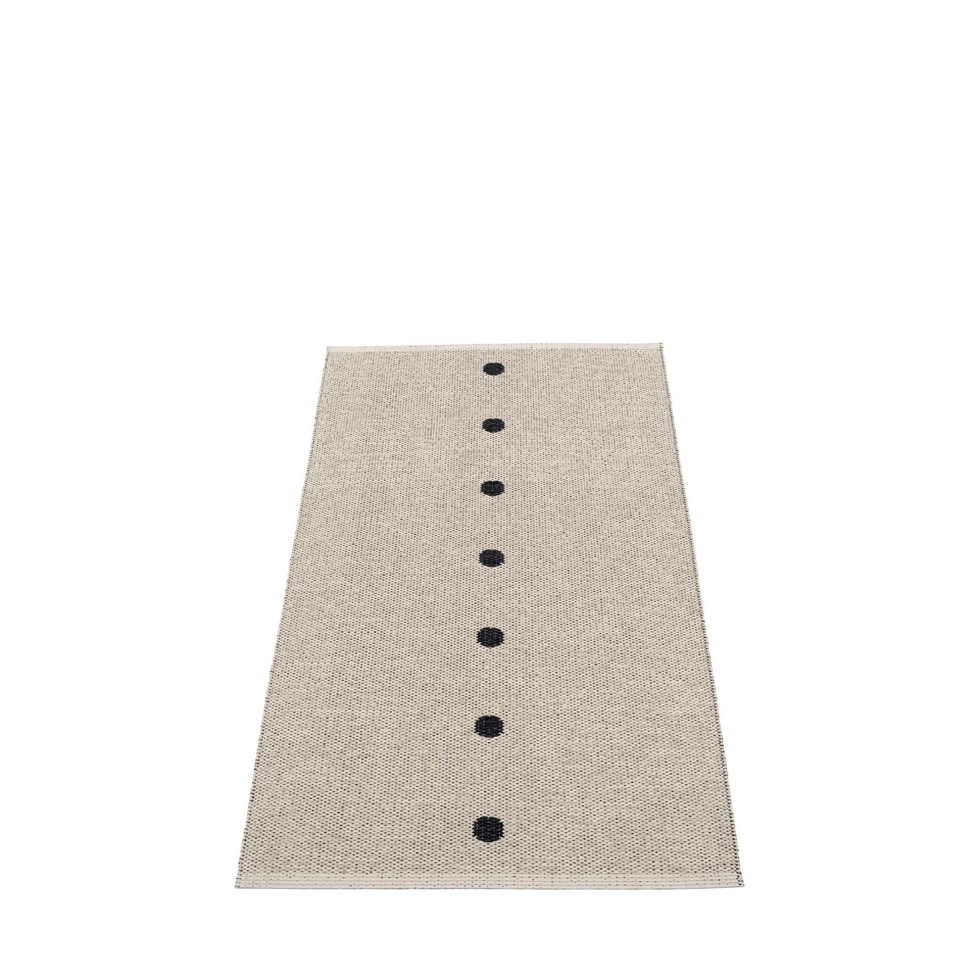 Pappelina Peg Kunststoffteppich in Schwarz, Größe 70x140 cm, mit schwarzen Punkten auf beigem Grund.