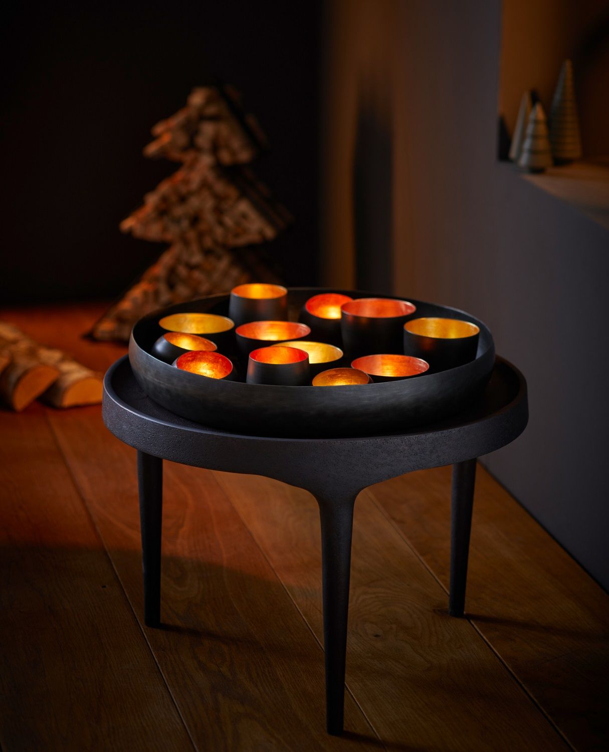 Santa Lucia Tablett von Philippi mit 12 Teelichtern aus Stahl auf einem kleinen Tisch.