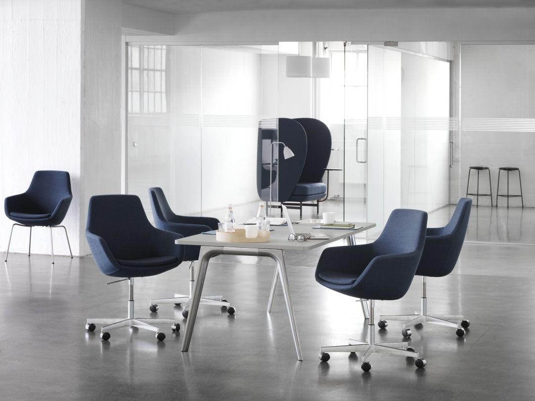 JH1001 Plenum Sessel von Fritz Hansen in Blau, Büromöbel für Konferenzraum und Wartebereich.