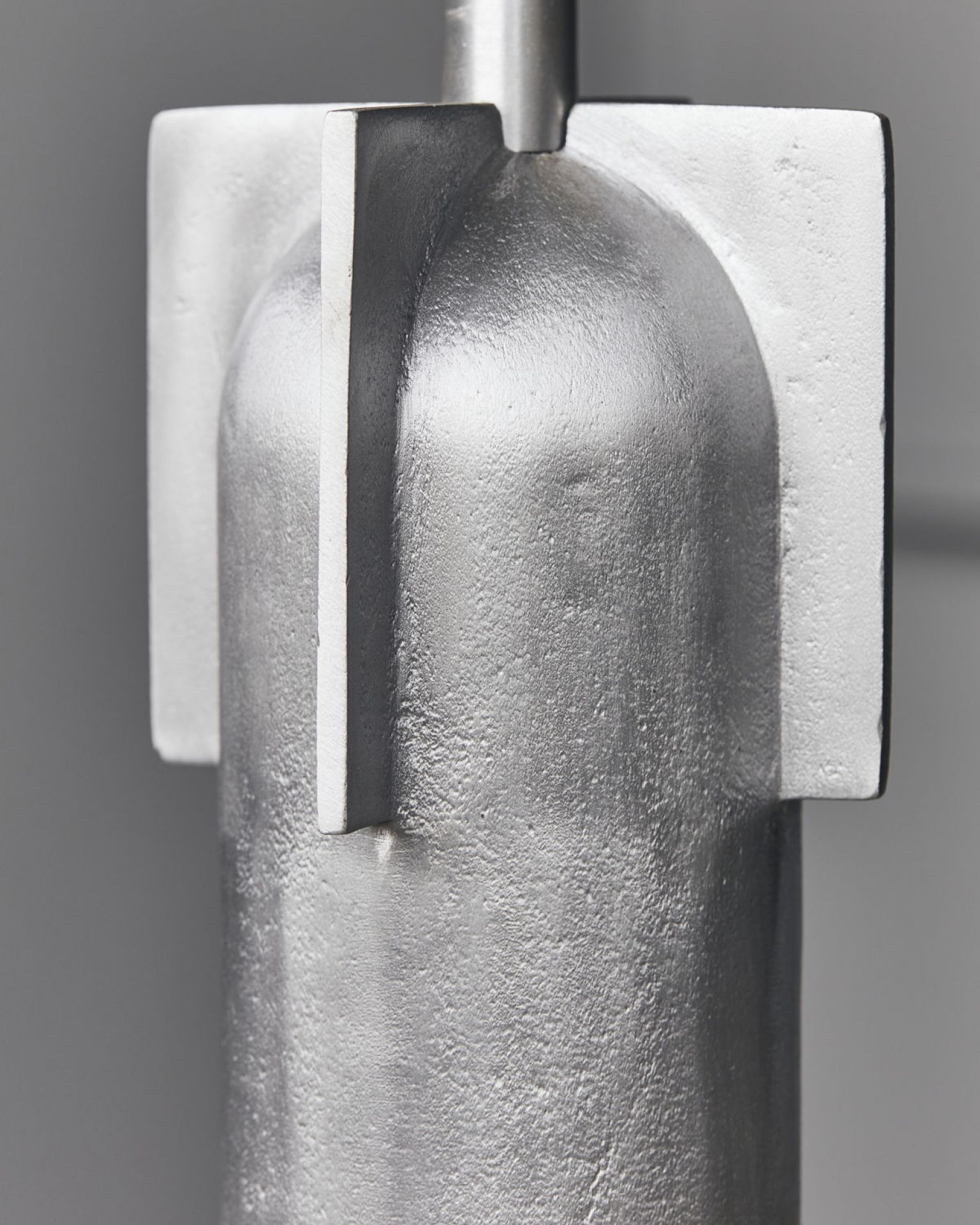 Detailaufnahme der silbernen Akola Pendelleuchte von House Doctor, modernes Design, Einzelstück.