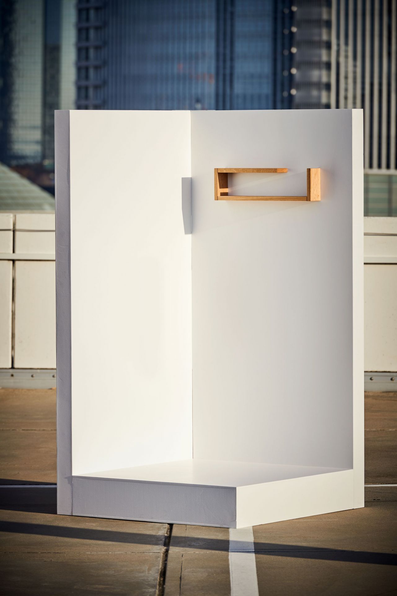 Lilian Wandregal von Jan Kurtz, weiß mit kleinem Holzregal, modernes Design für die Wand.