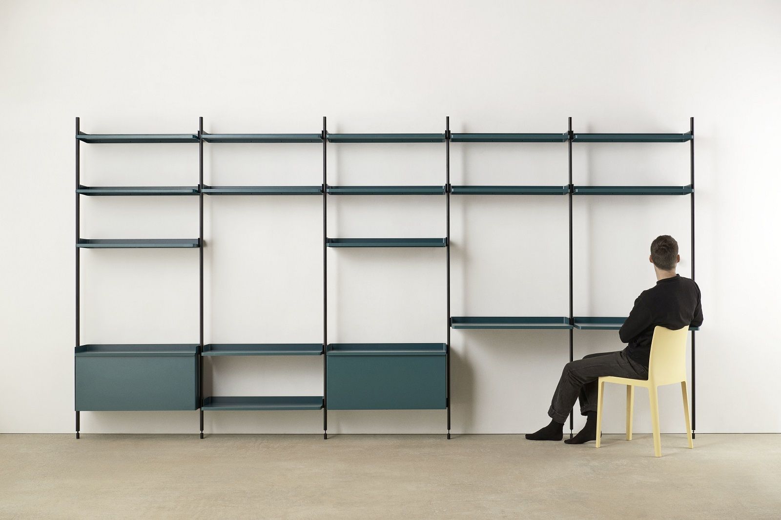 Pier System Regal in Stahlblau und Schwarz mit Regalböden und Schreibtisch.