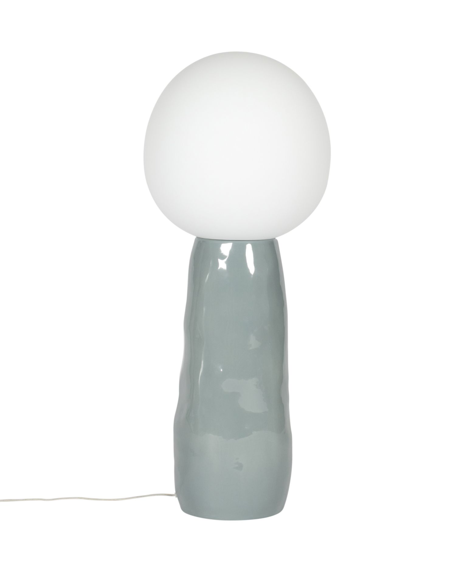 Kokeshi Stehleuchte: Moderne Lampe mit weißem Schirm und grauem Keramikfuß.