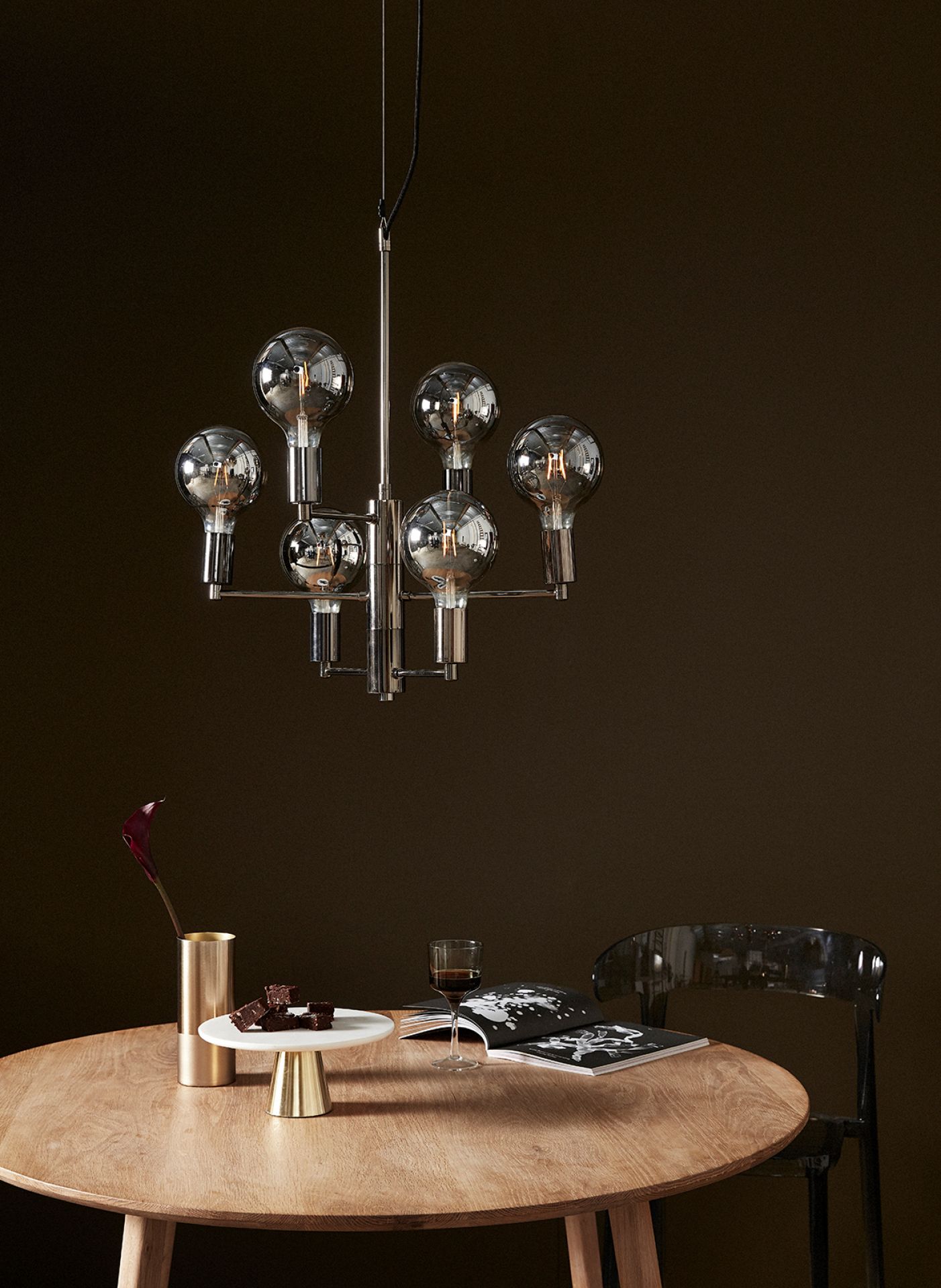 Lampe m/birne mit sechs Rauchglas-LED-Birnen, moderne Hängelampe für stilvolle Innenräume.