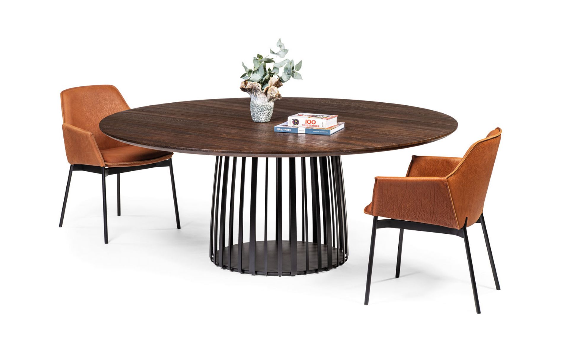 BC 07 Basket Tisch: Runder Esstisch aus geräucherter Eiche mit Aluminiumgestell und zwei Stühlen.