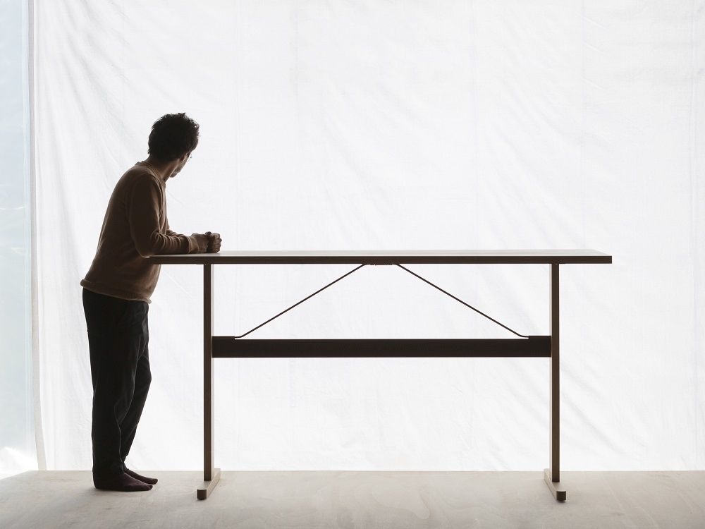 Passerelle High Table von Hay: Stehtisch in Eiche schwarz mit grauer Linoleumplatte, B250.