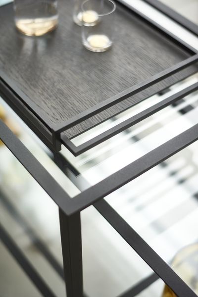 Detailaufnahme des Tangled Kabinettschrank Spectrum Sideboards mit Glasablagen und dunklem Holztablett.