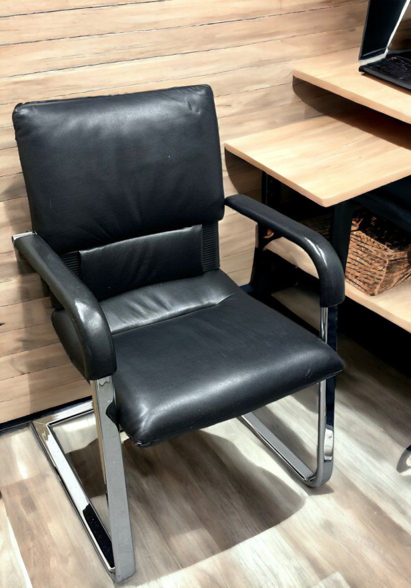 Schwarzer Figura Metallfreischwinger Bürostuhl von Vitra, gebrauchtes Modell mit Lederbezug und Chromgestell.