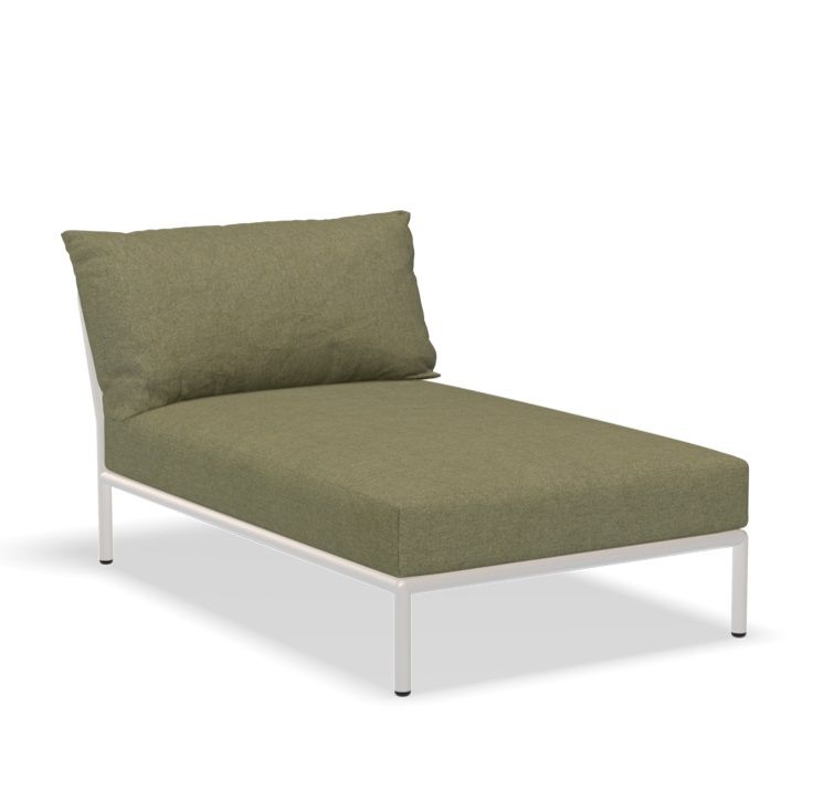 Houe Level 2 Chaiselongue: Bequemer Outdoor Sessel mit olivgrünen Polstern und weißem Rahmen.