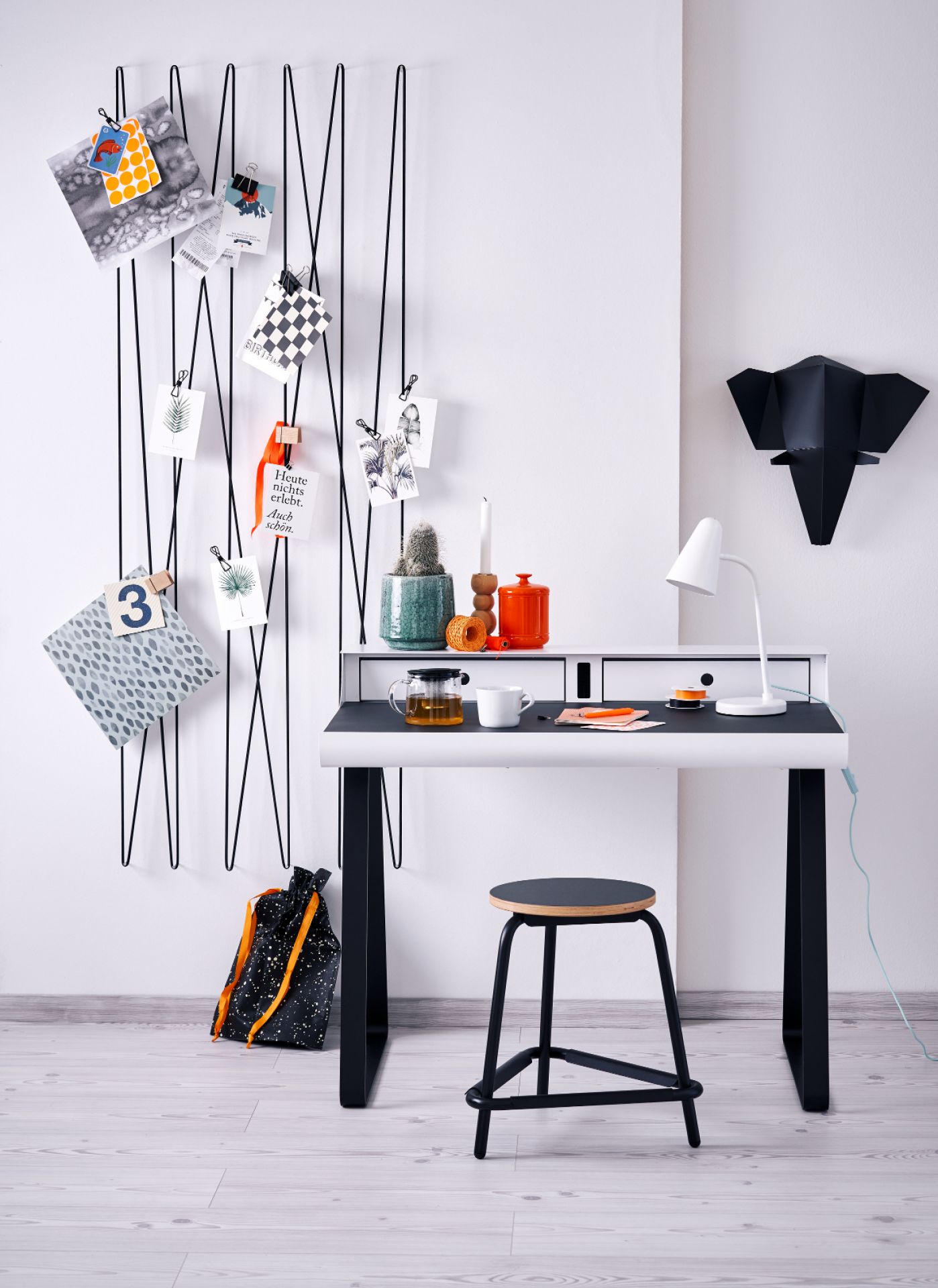 PS10 Sekretär von Müller Möbelfabrikation in Weiß und Schwarz mit Schreibtischlampe und Hocker.