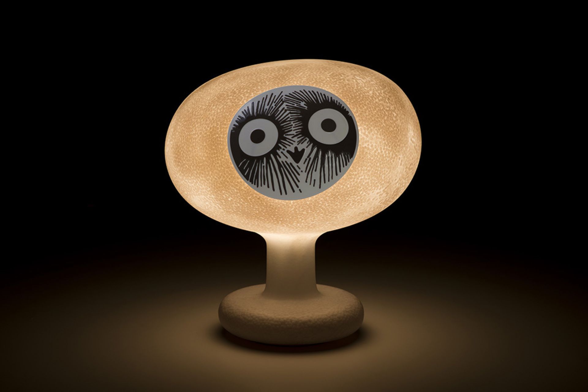 Linnut Palturi Tischleuchte von Magis: Einzigartige Designlampe mit Eulenmotiv, stimmungsvolle Beleuchtung für Wohnräume.