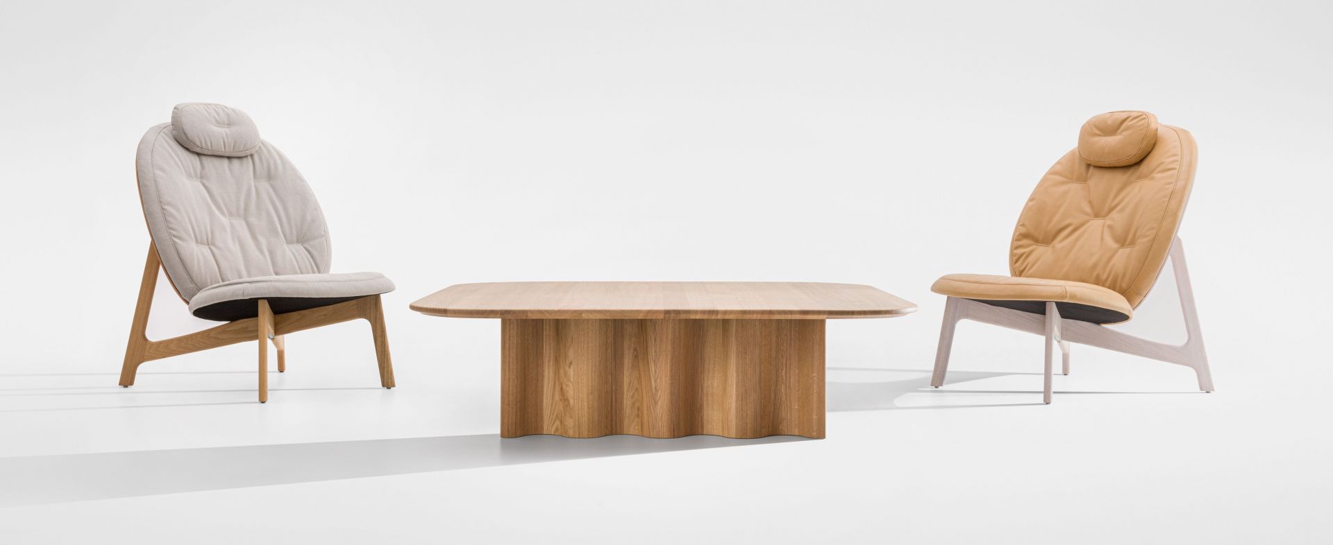 Curtain Couchtisch aus Eiche massiv mit zwei Sesseln. Modernes Design für Wohnzimmer.