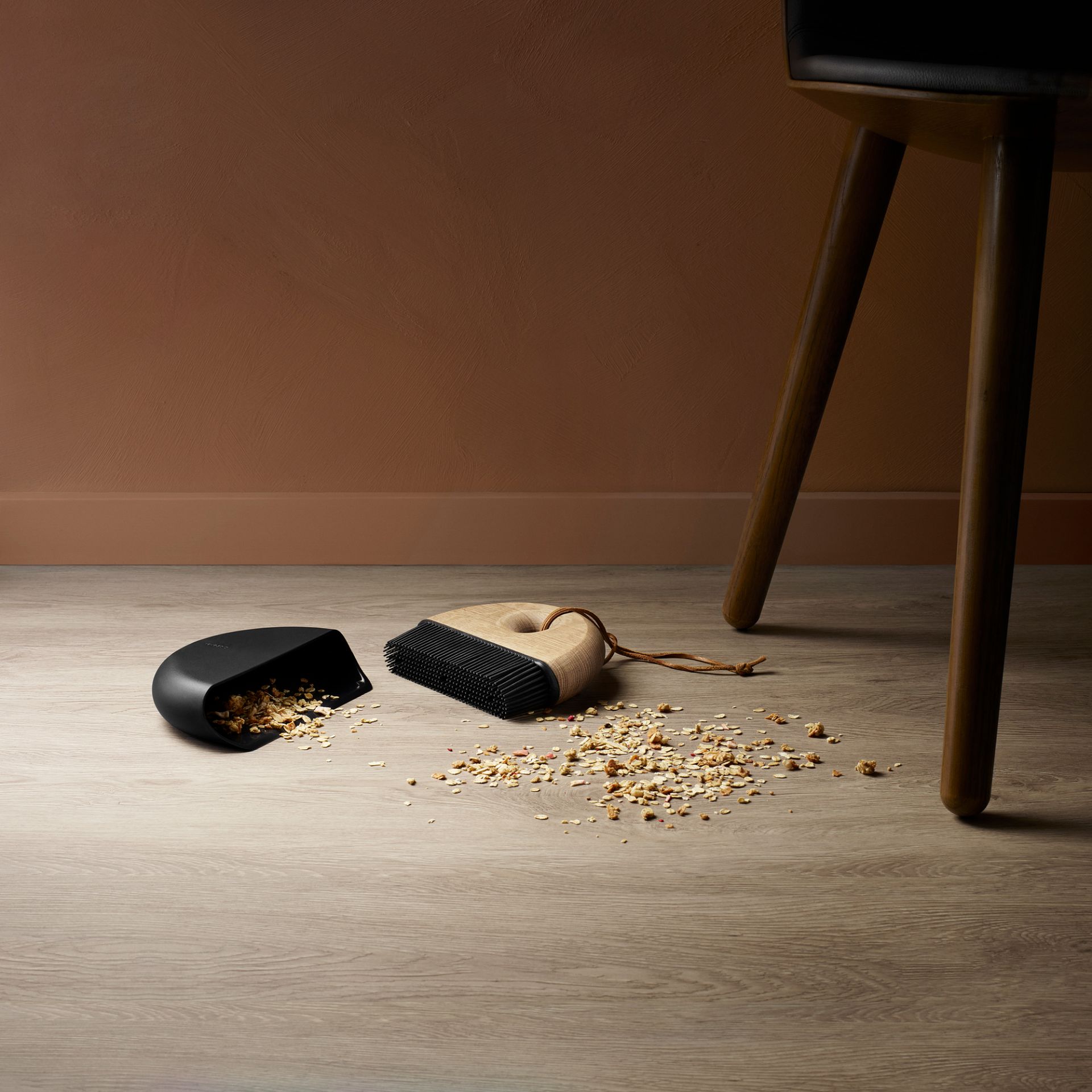Sweep Handfeger und Kehrblech von Eva Solo: Handfeger aus Holz und schwarzes Kehrblech mit Krümeln.